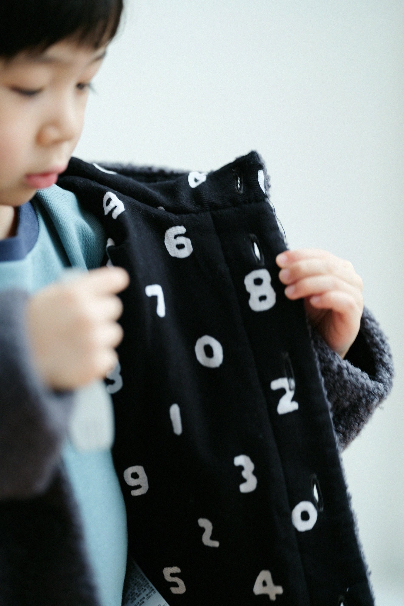 ●內抓毛 梯形袖連帽外套／深灰色×SO-SU-U十數 黑色