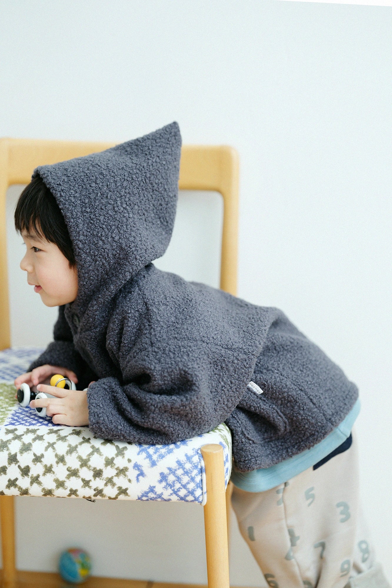 ●內抓毛 梯形袖連帽外套／深灰色×SO-SU-U十數 黑色