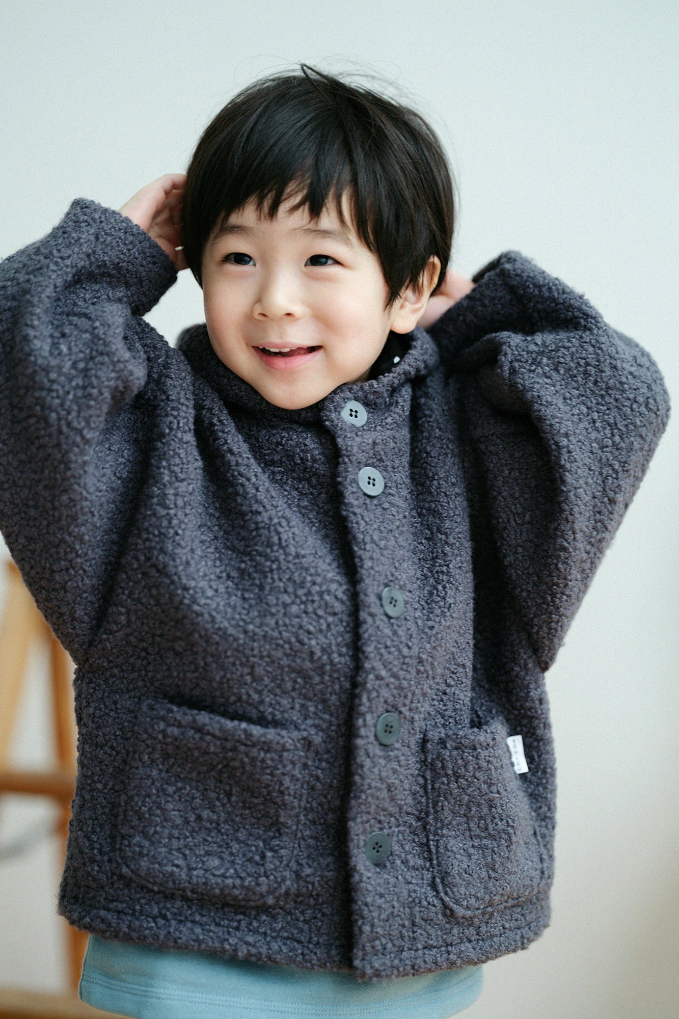 ●內抓毛 梯形袖連帽外套／深灰色×SO-SU-U十數 黑色