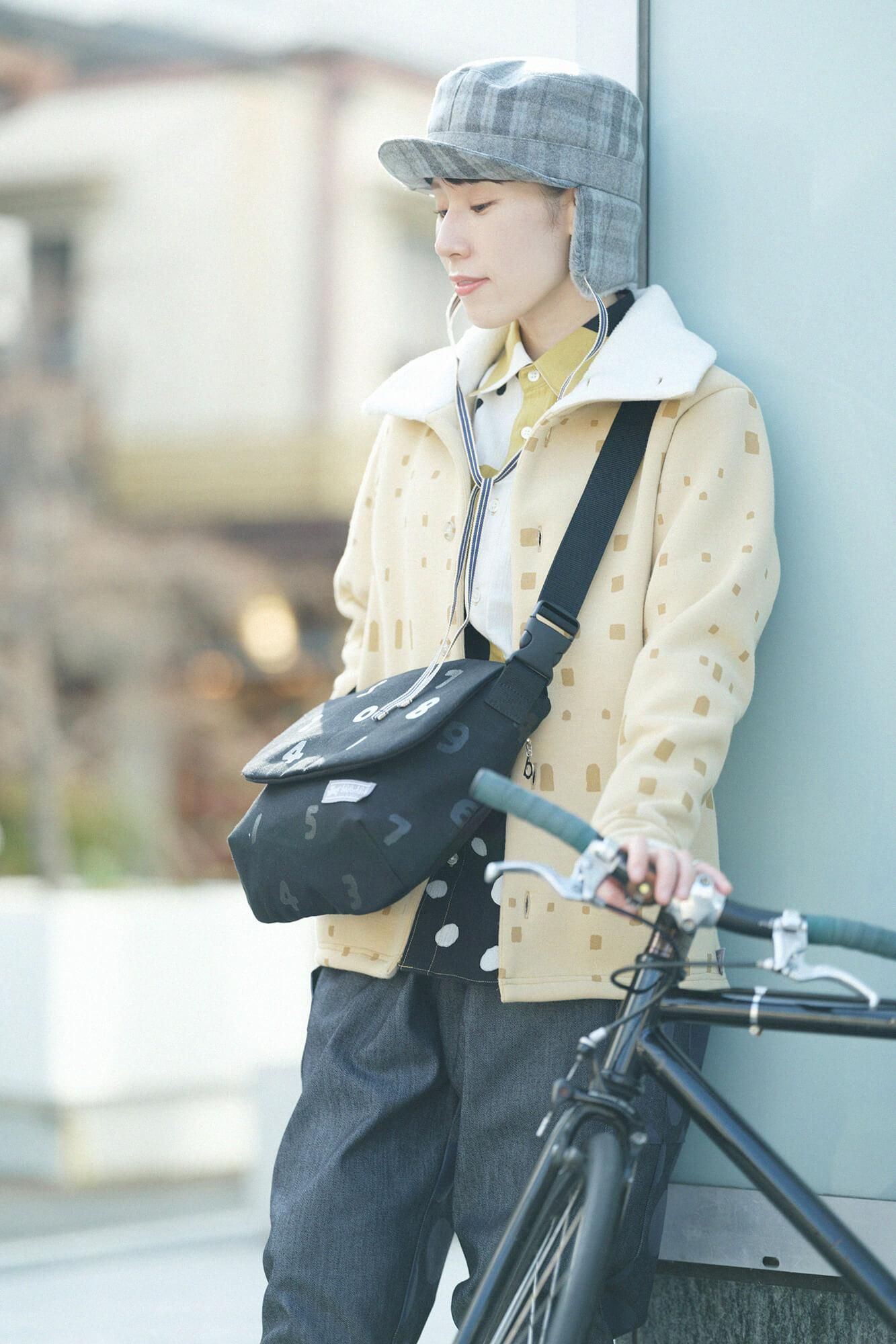 自行车肩膀/so-u-u中湿羽毛颜色（木材）