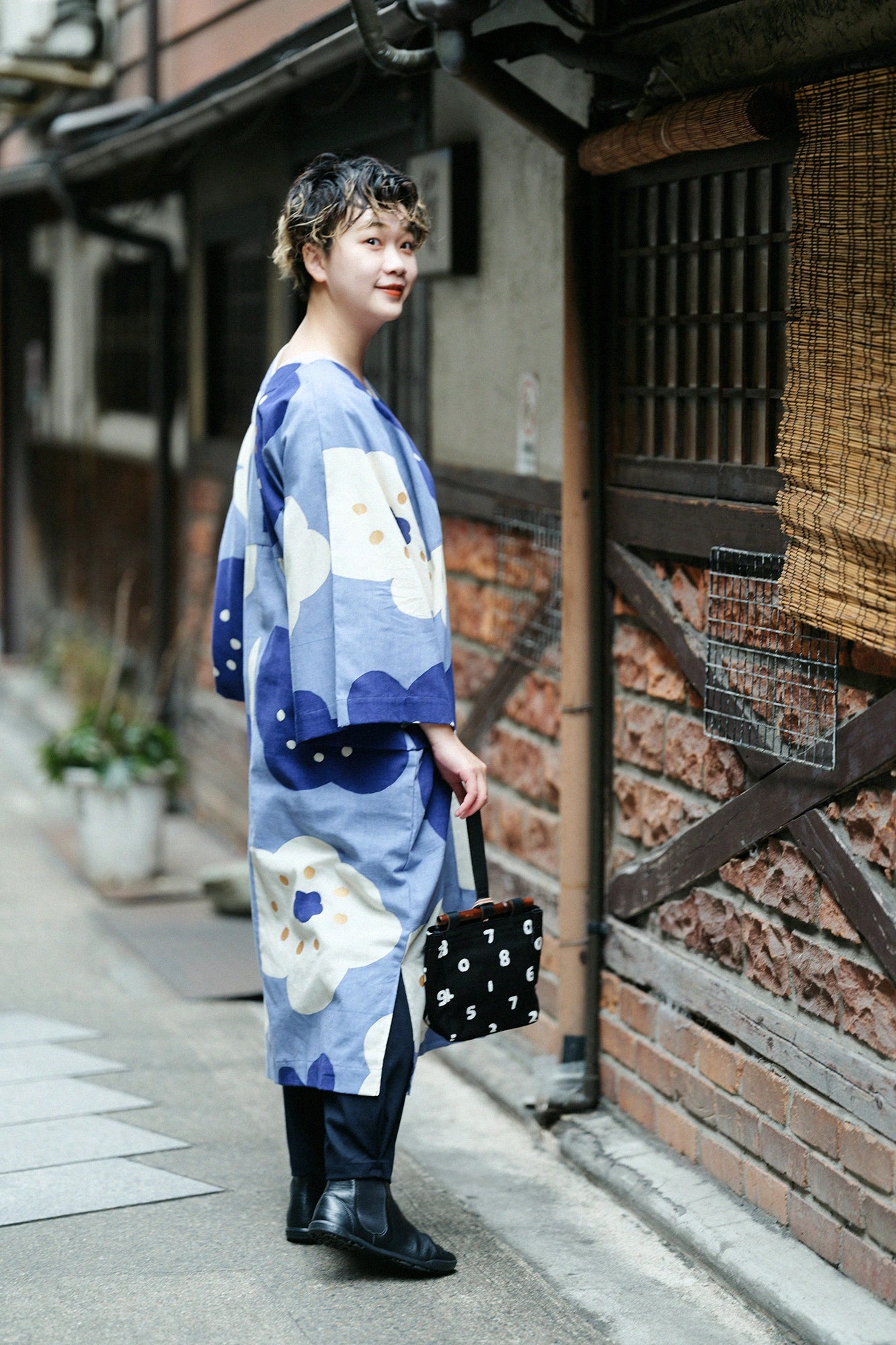 【Versand voraussichtlich ab 3. März】Iseki-Orimoto Bun (Muster) Große Furoshiki (Ōkatabira)/Hohoemi 