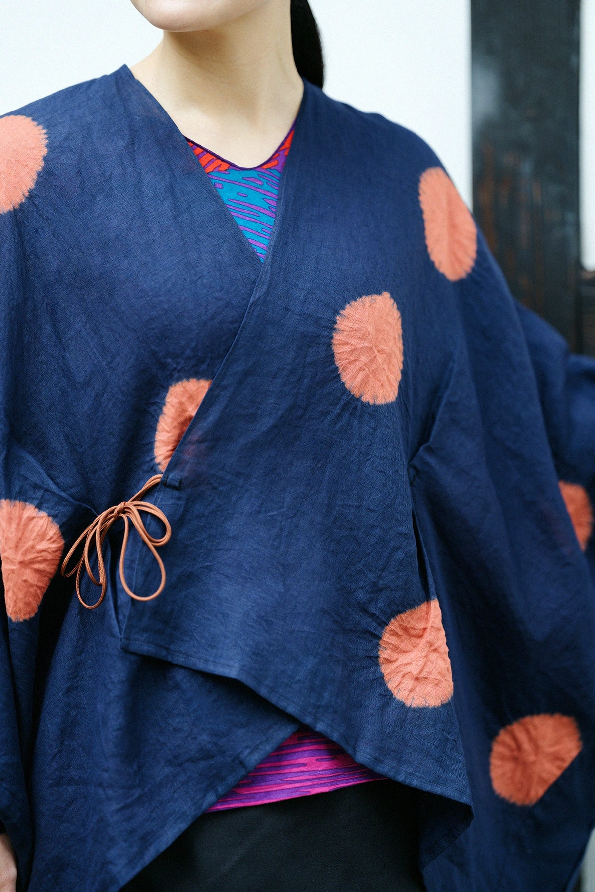 【Scheduled to ship around Mar 3】Konsei Tie-dye Linen Kisaragi Poncho Short／Large Polka Dots Bluish Purple×Reddish Yellow