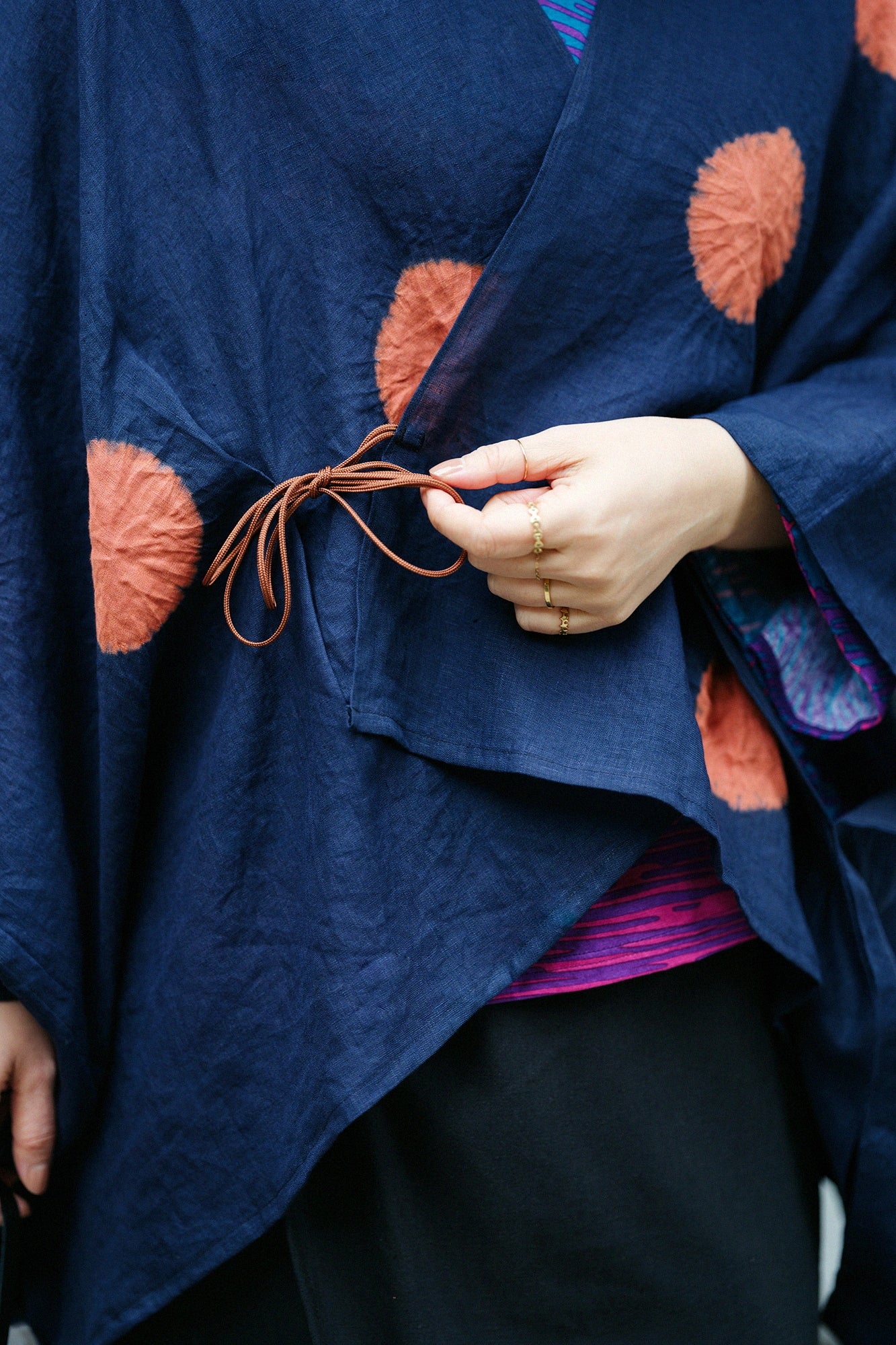 【Scheduled to ship around Mar 3】Konsei Tie-dye Linen Kisaragi Poncho Short／Large Polka Dots Bluish Purple×Reddish Yellow