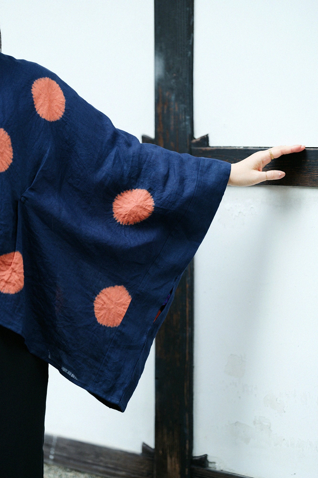 【Scheduled to ship around Mar 3】Konsei Tie-dye Linen Kisaragi Poncho Short／Large Polka Dots Bluish Purple×Reddish Yellow