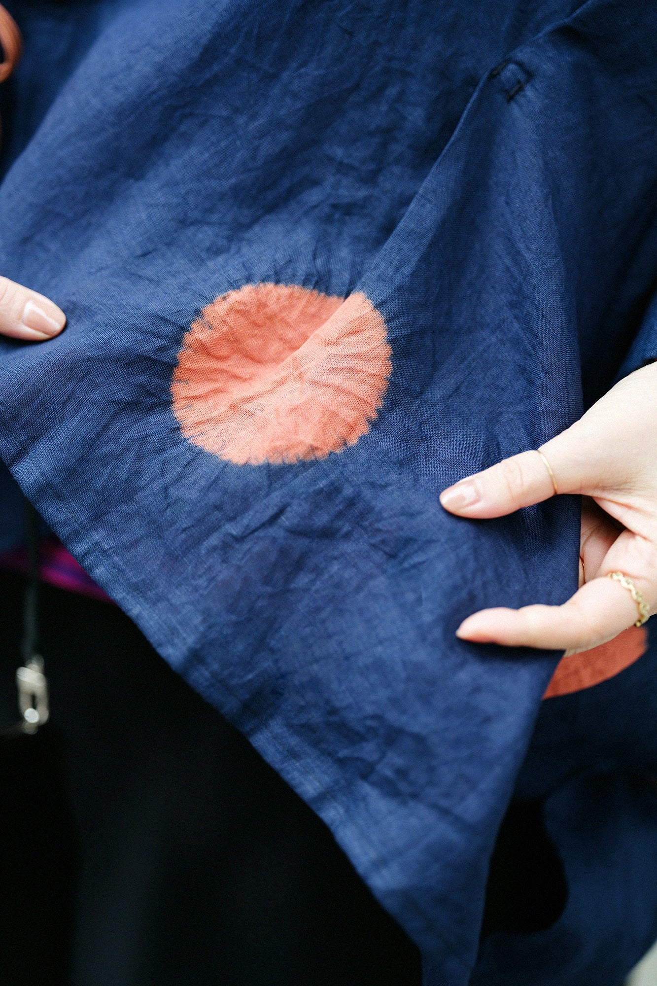 【Scheduled to ship around Mar 3】Konsei Tie-dye Linen Kisaragi Poncho Short／Large Polka Dots Bluish Purple×Reddish Yellow