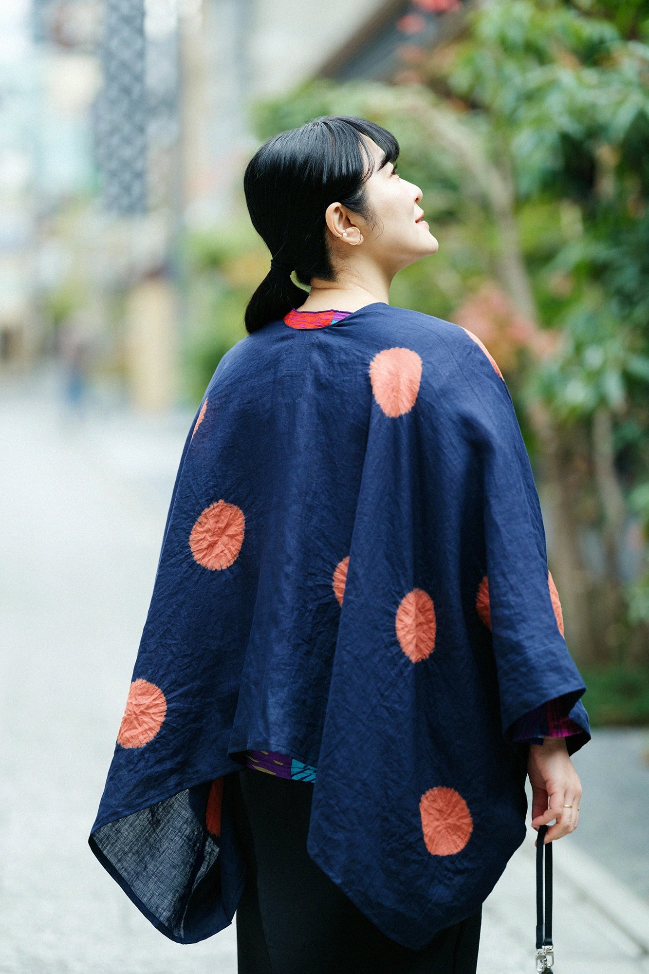【Scheduled to ship around Mar 3】Konsei Tie-dye Linen Kisaragi Poncho Short／Large Polka Dots Bluish Purple×Reddish Yellow