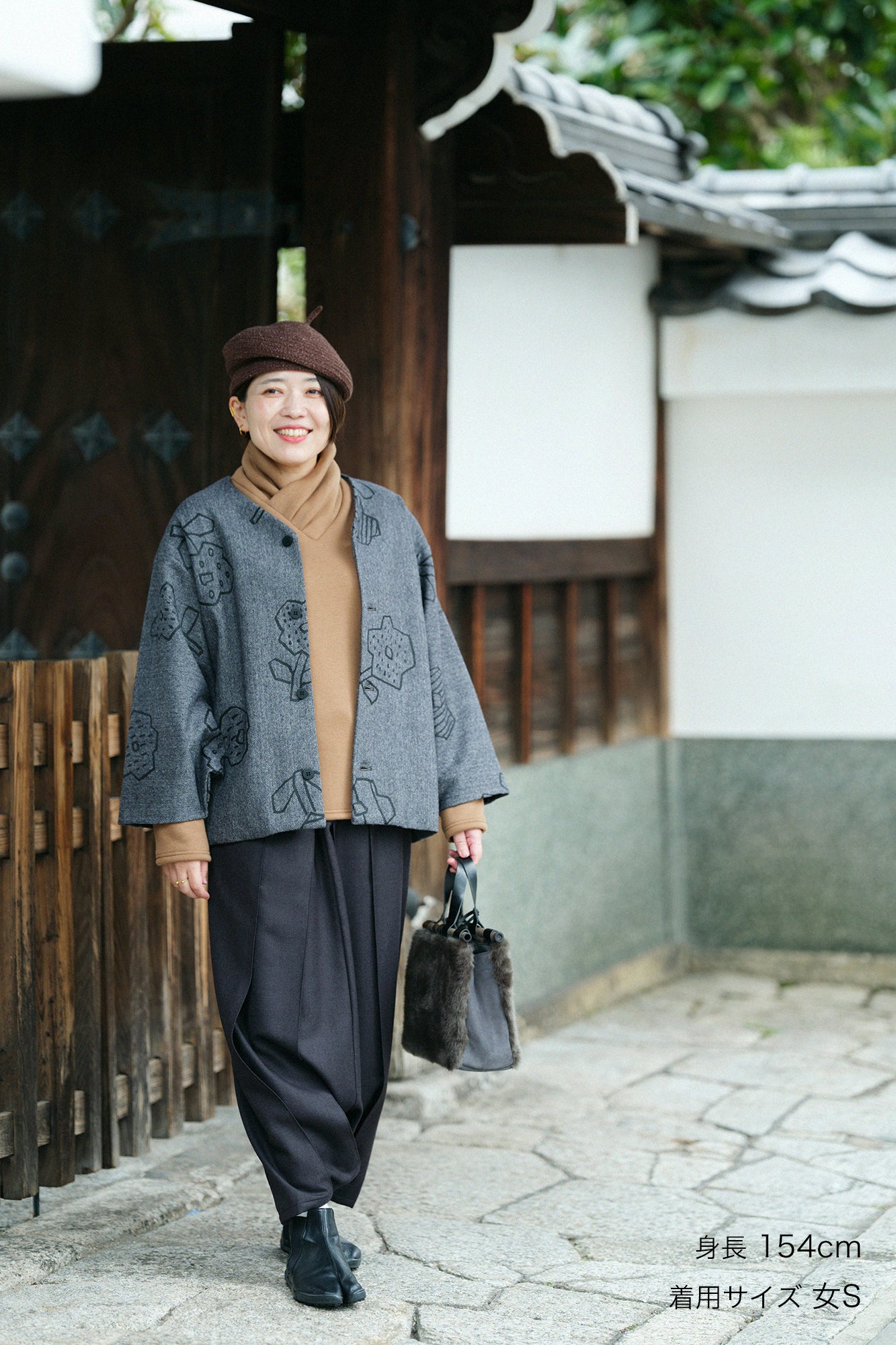 粗花呢 人字形斜紋織 圓弧袖外套 附裡襯／花苗 散花 灰墨色