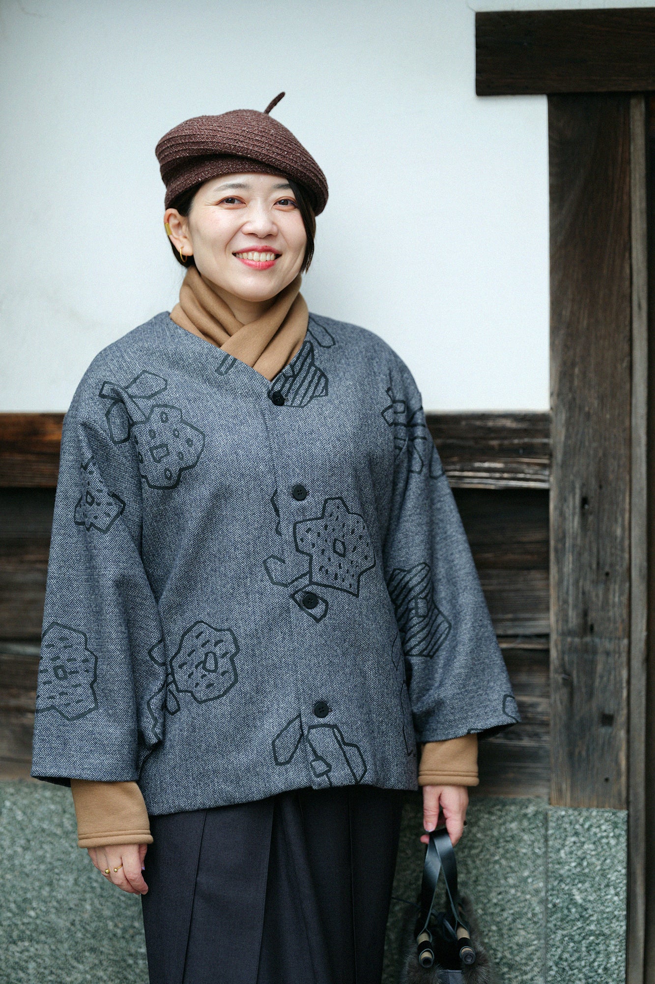 粗花呢 人字形斜紋織 圓弧袖外套 附裡襯／花苗 散花 灰墨色