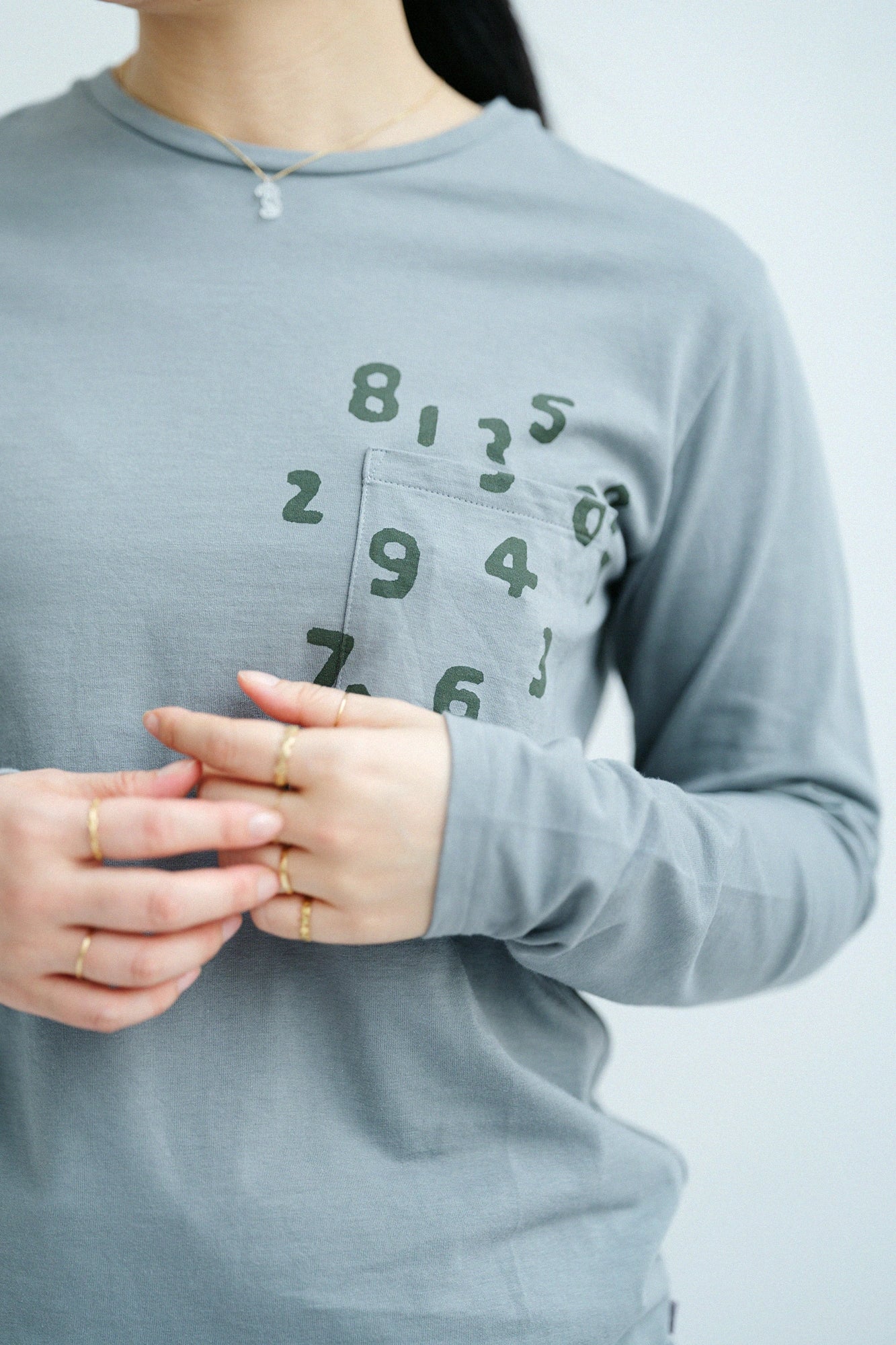 [Versand voraussichtlich um den 17. März] Plattiertes Jersey-T-Shirt mit langen Ärmeln und Taschen/Moosgrau