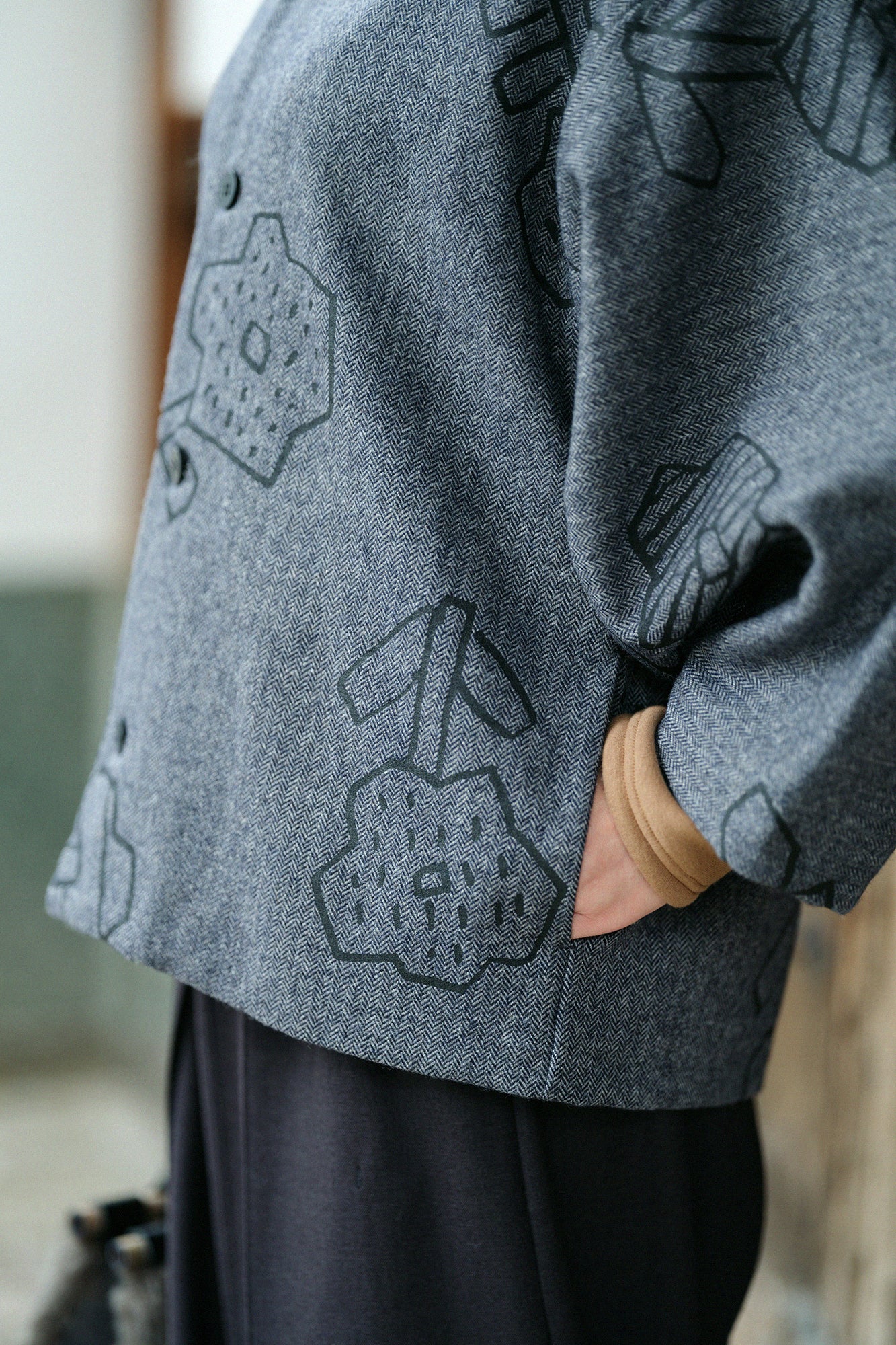 粗花呢 人字形斜紋織 圓弧袖外套 附裡襯／花苗 散花 灰墨色