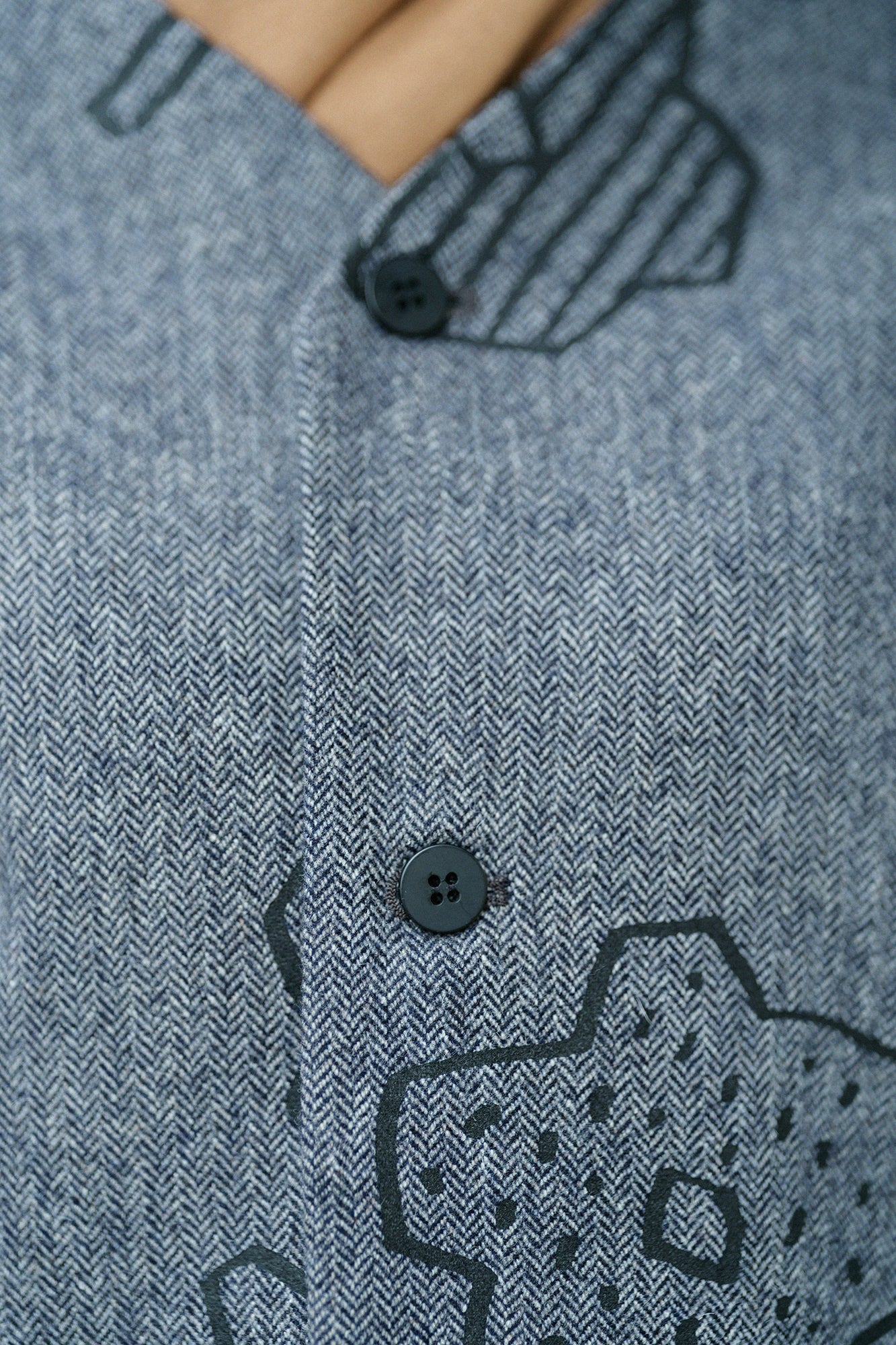 粗花呢 人字形斜紋織 圓弧袖外套 附裡襯／花苗 散花 灰墨色