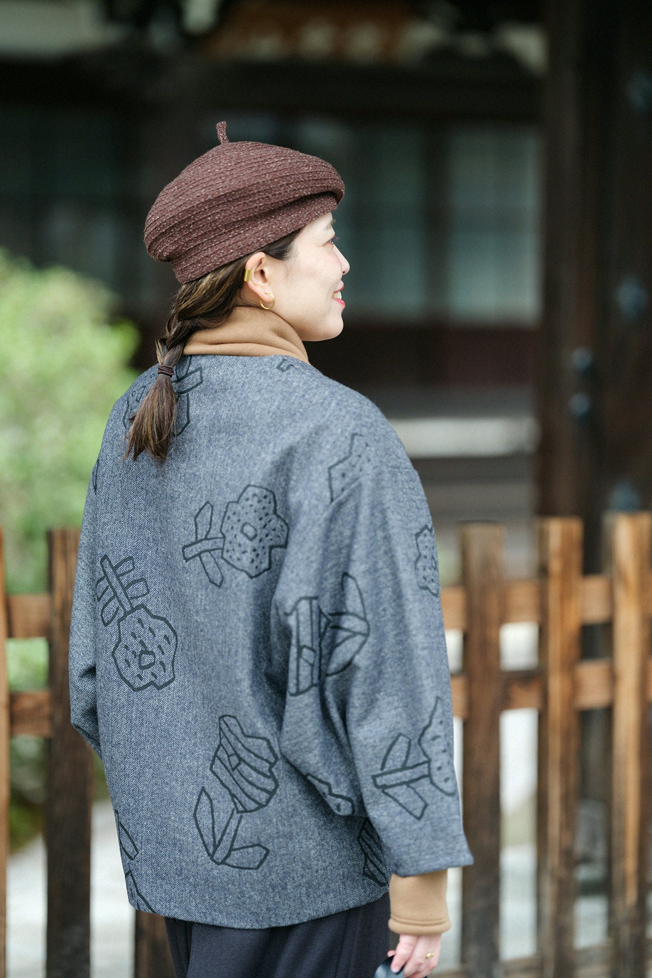 粗花呢 人字形斜紋織 圓弧袖外套 附裡襯／花苗 散花 灰墨色