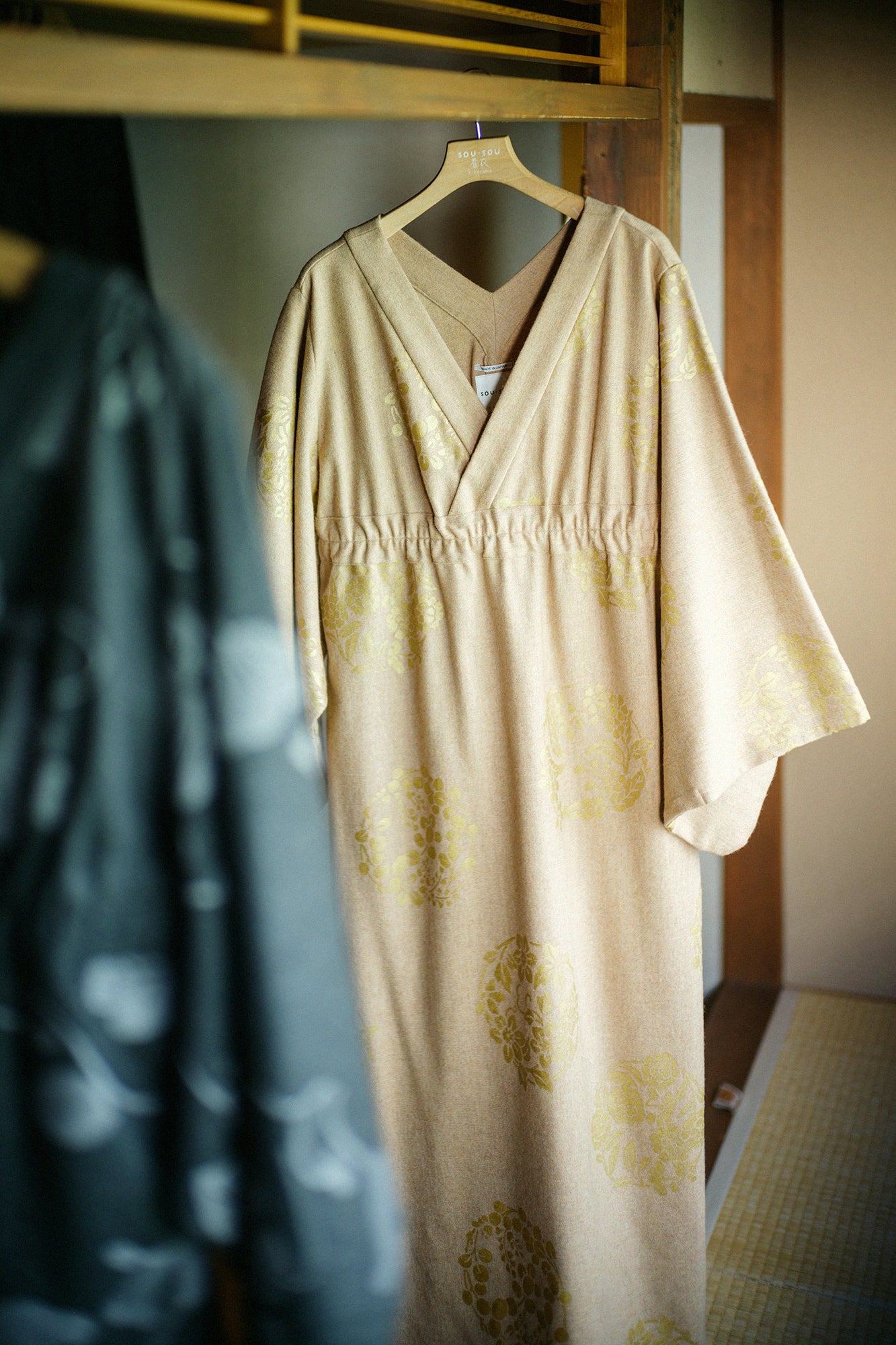 羊毛法蘭絨 和服型洋裝／花丸紋樣 散花 薄茶色 