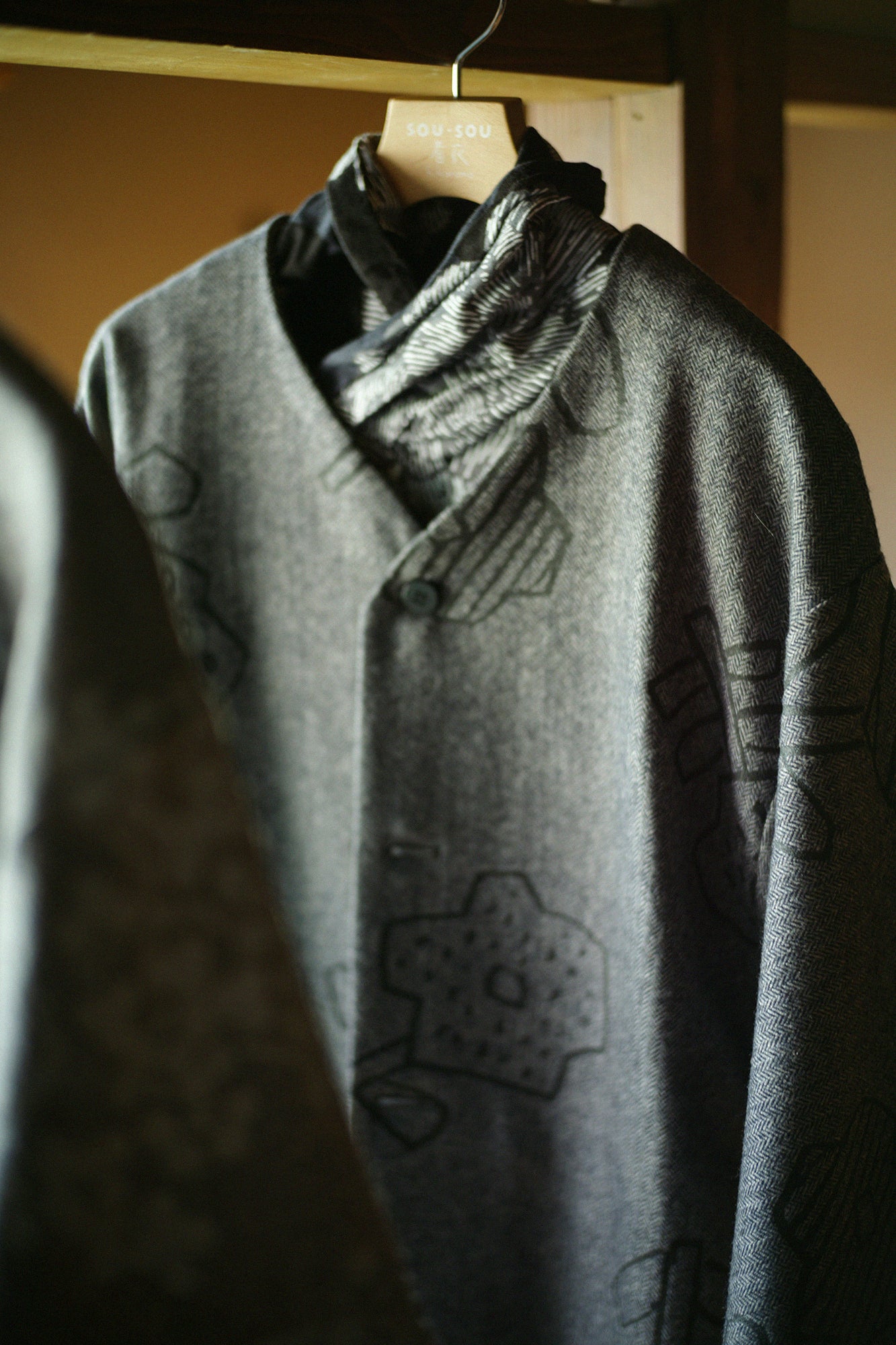 粗花呢 人字形斜紋織 圓弧袖外套 附裡襯／花苗 散花 灰墨色