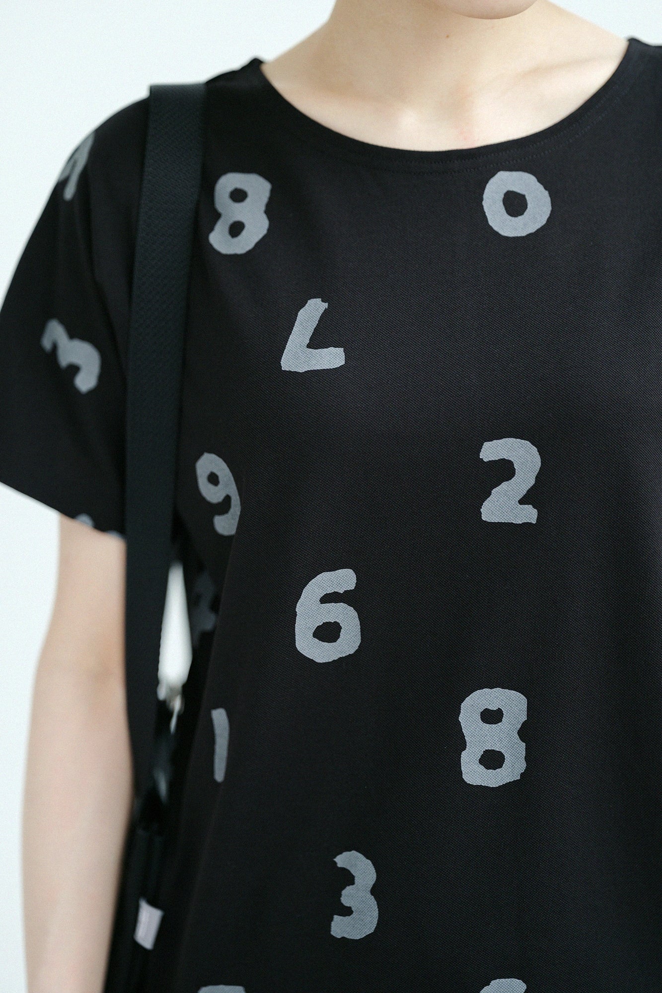 [Versand voraussichtlich um den 28. April] C/CM(R) Kanoko gestricktes gestanztes T-Shirt/SO-SU-U Oben und unten sowie Ränder schwarz