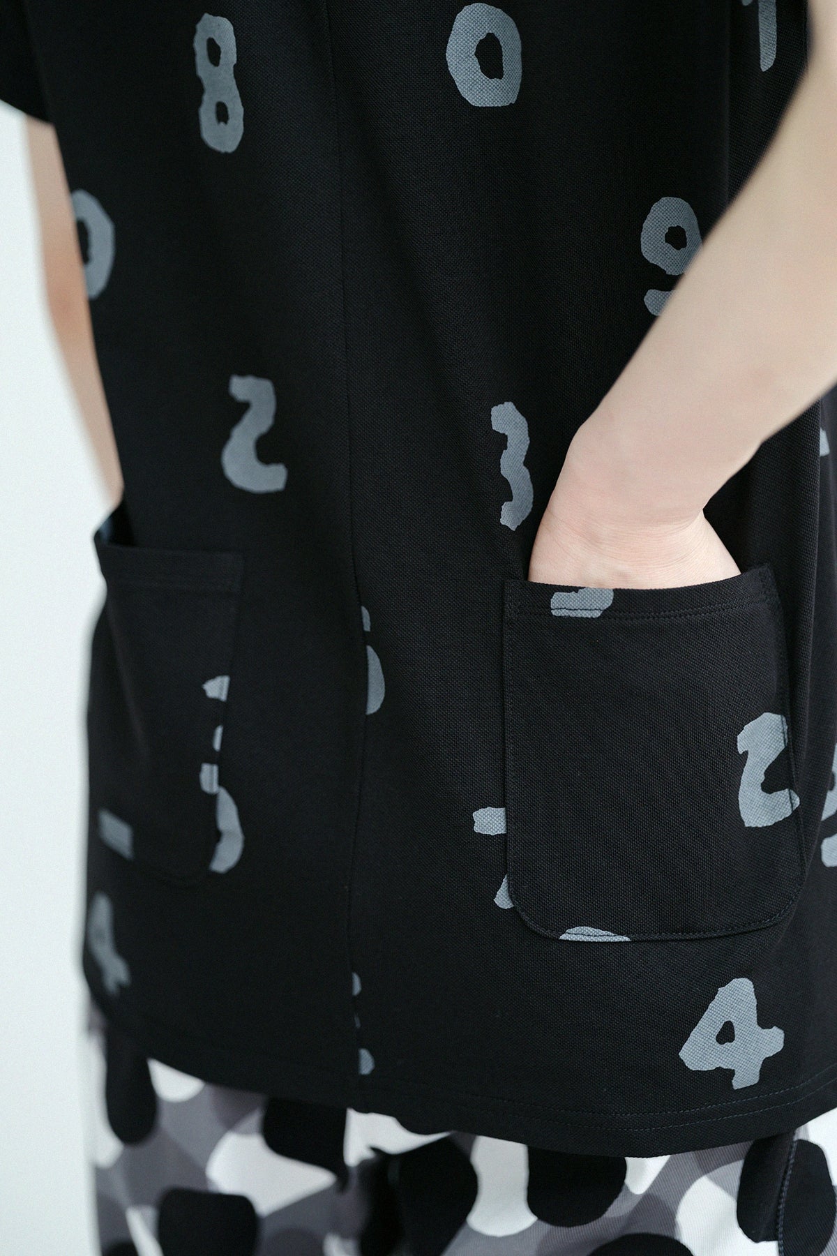 [Versand voraussichtlich um den 28. April] C/CM(R) Kanoko gestricktes gestanztes T-Shirt/SO-SU-U Oben und unten sowie Ränder schwarz
