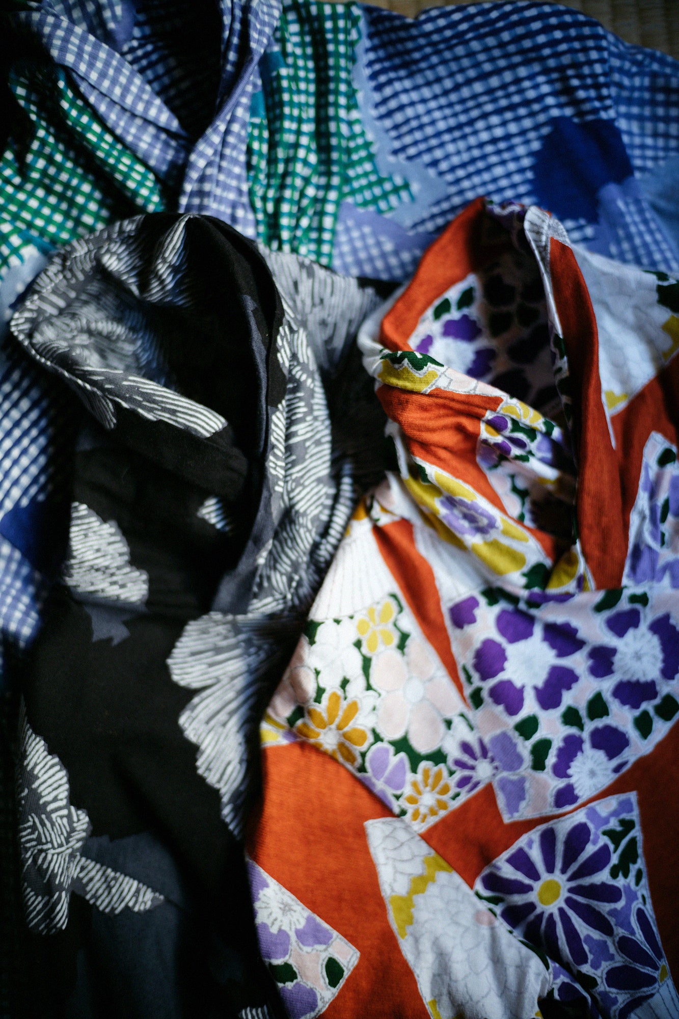 高領上衣／扇子