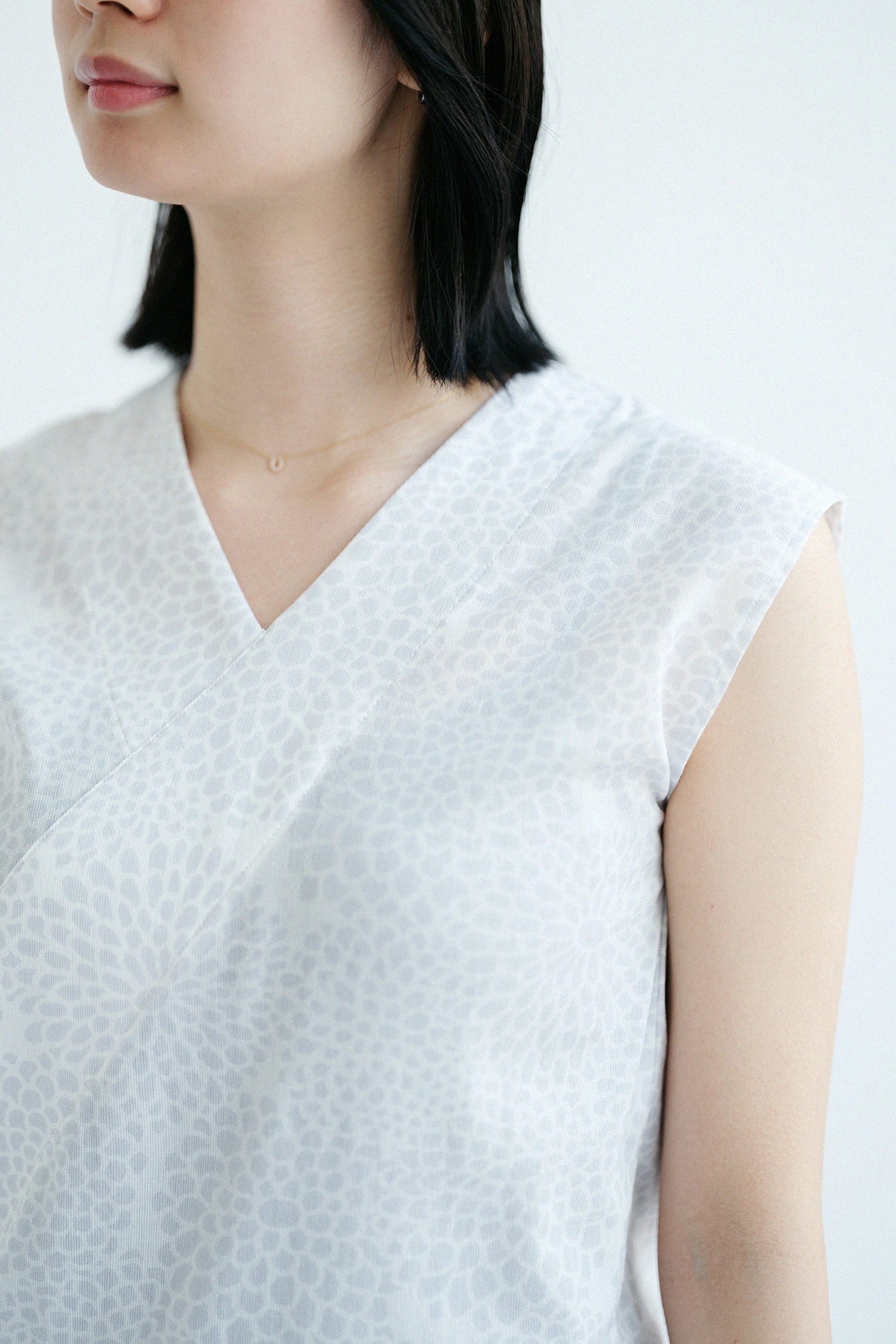 【Ships ard. 4/21】Chizimi Cotton 40/40 V-neck Shirt / Chrysanthemum