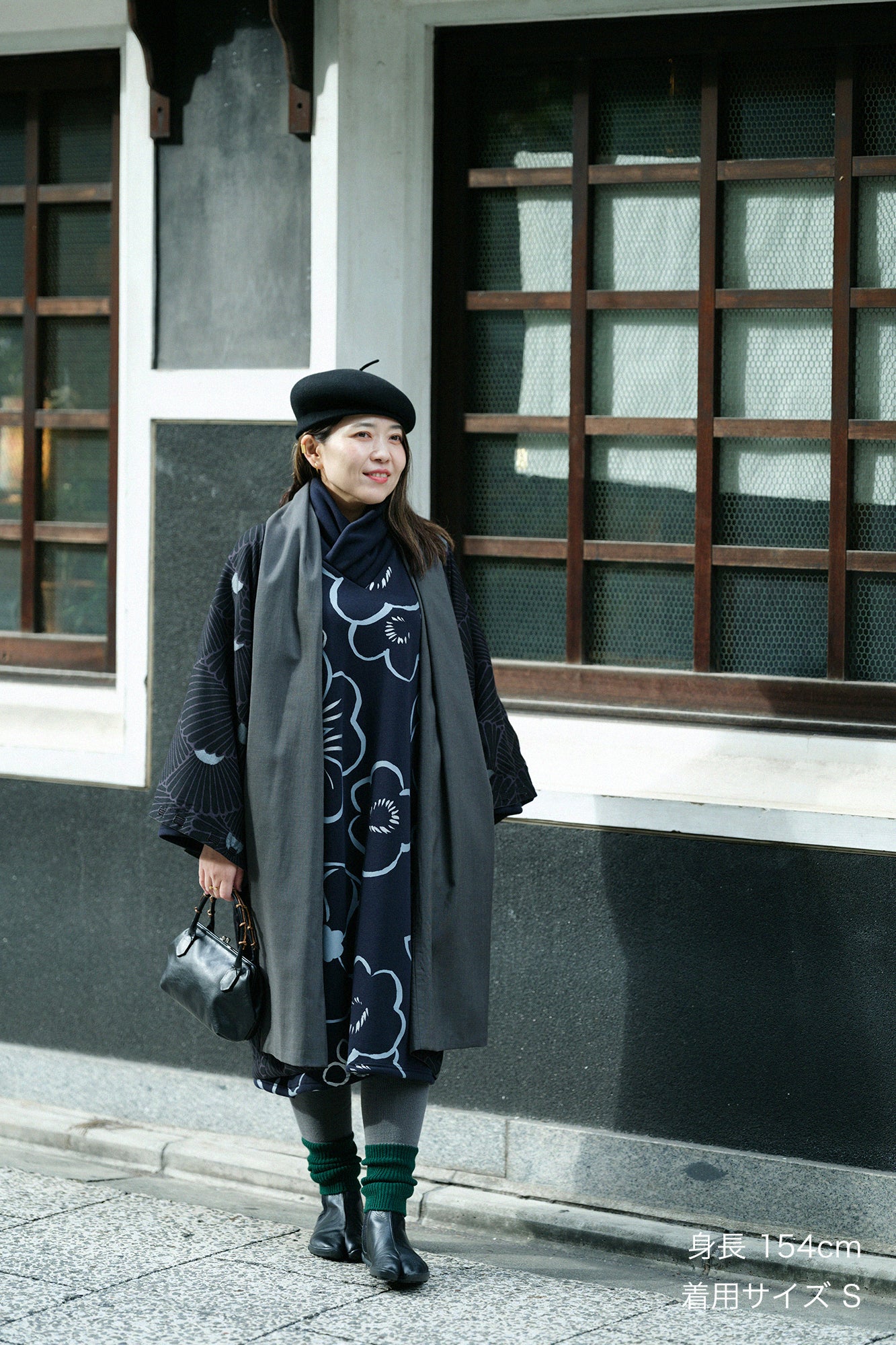 モスリン 宮中袖（きゅうちゅうそで） 可逆（かぎゃく）／濃灰（こいはい）×菊扇（きくおうぎ）