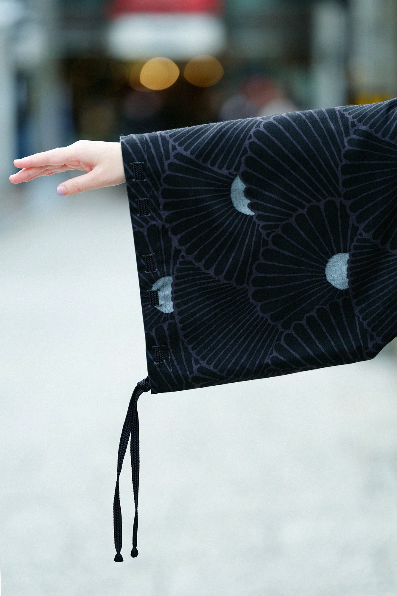 モスリン 宮中袖（きゅうちゅうそで） 可逆（かぎゃく）／濃灰（こいはい）×菊扇（きくおうぎ）