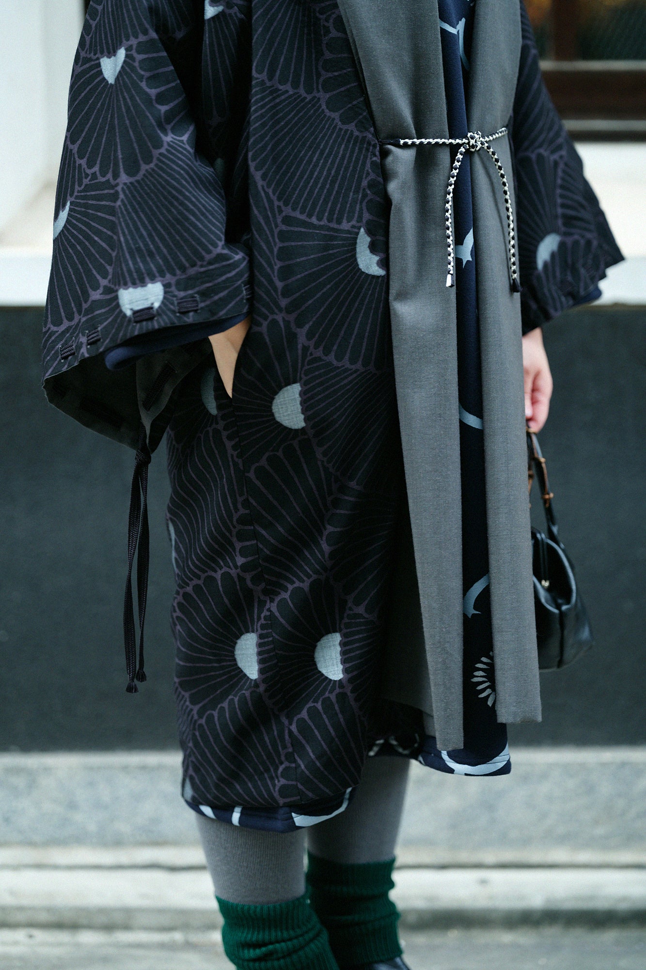 モスリン 宮中袖（きゅうちゅうそで） 可逆（かぎゃく）／濃灰（こいはい）×菊扇（きくおうぎ）