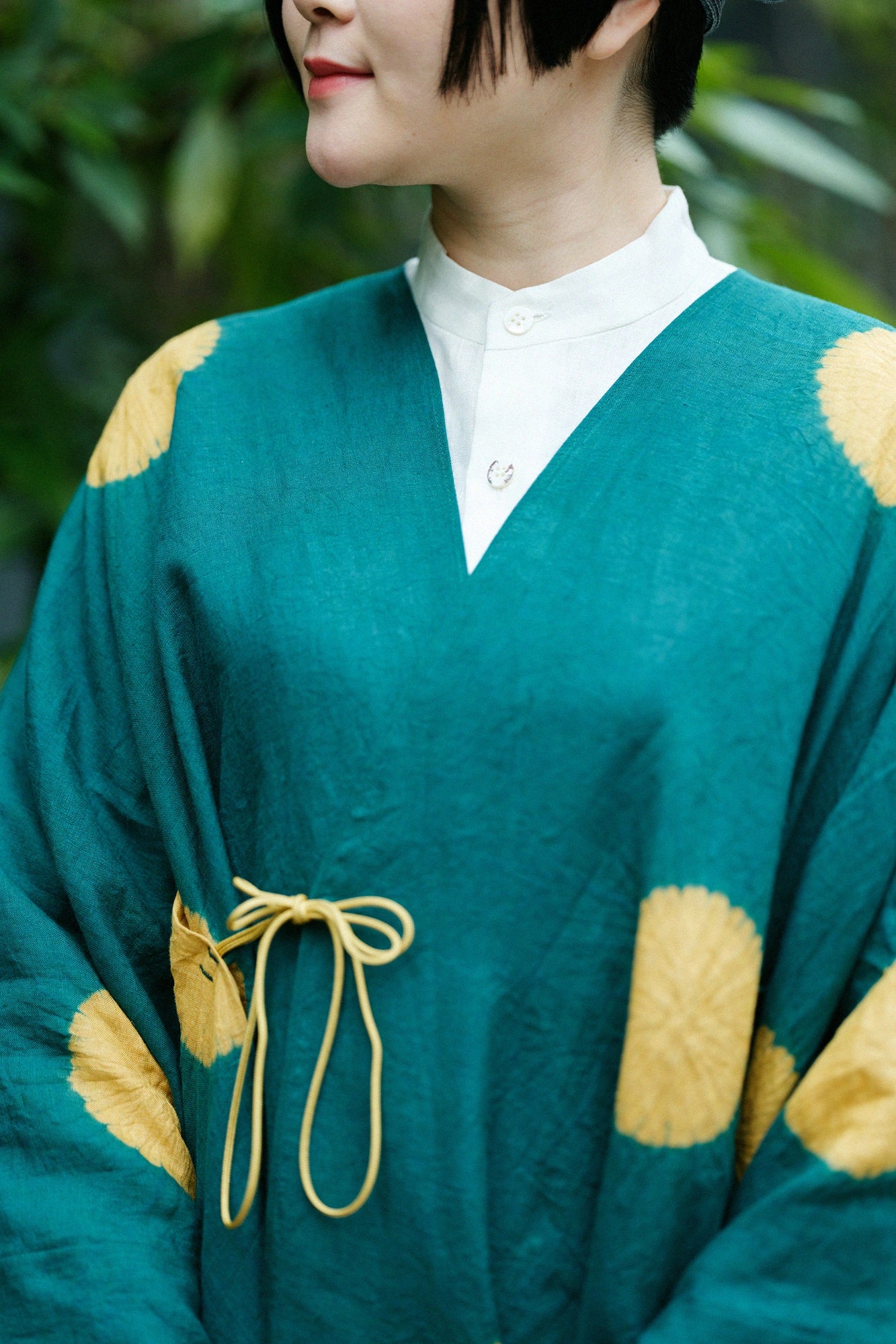 【Scheduled to ship around Mar 3】Konsei Tie-dye Linen Kisaragi Poncho／Large Polka Dots Evergreen×Golden Yellow