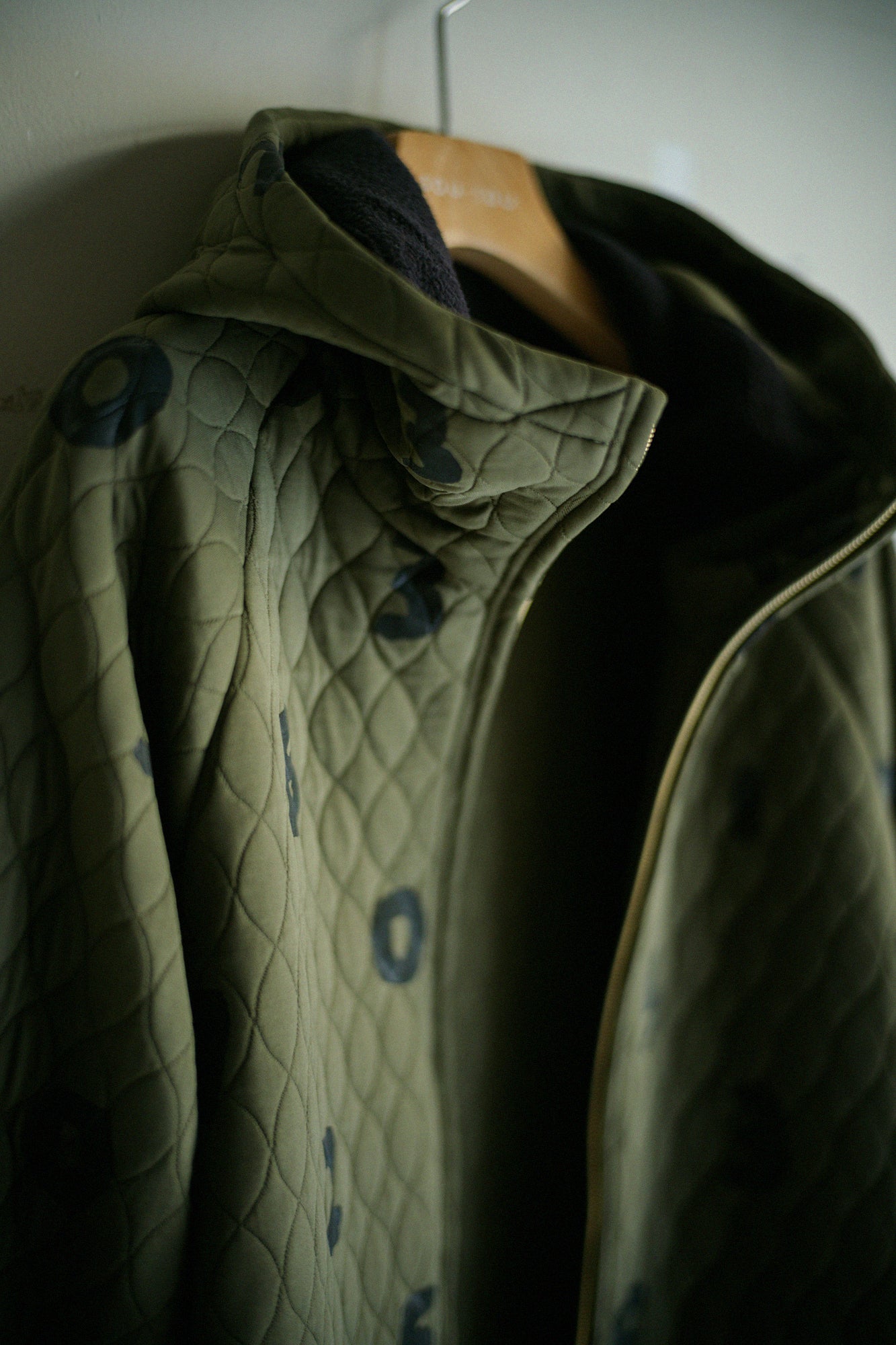 絎縫緹花 BIKE連帽外套／SO-SU-U十數 卡其色