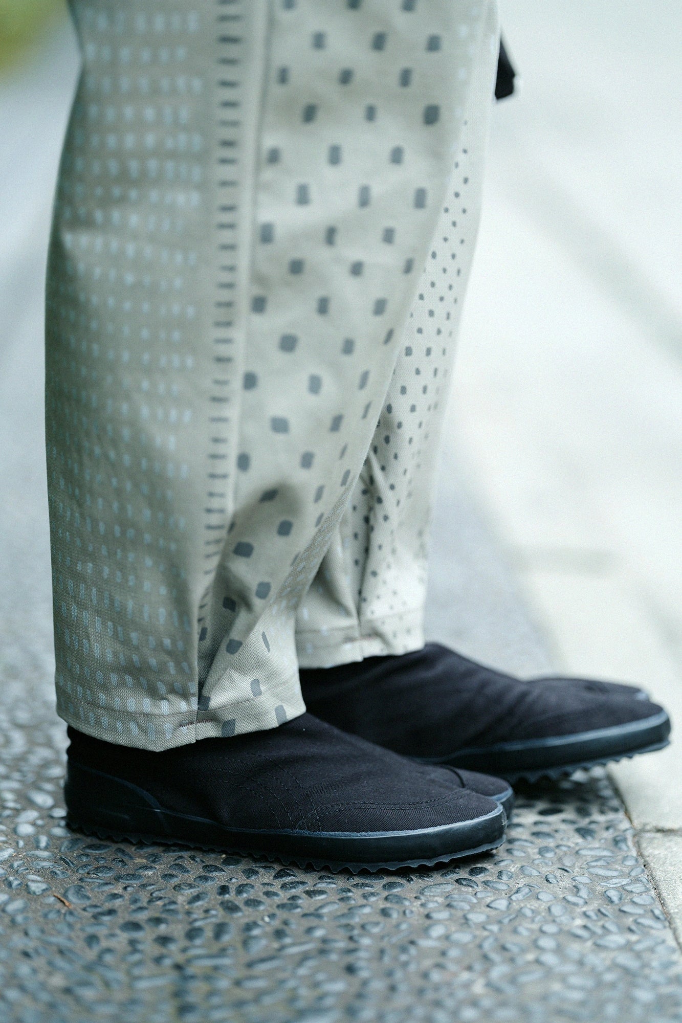 【3月3日頃発送予定】伸（しん） ドビー織 襞（ひだ）もんぺ／霰縞（あられじま） 灰汁色（あくいろ）