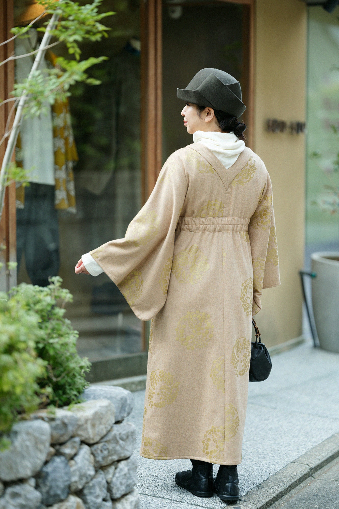 羊毛法蘭絨 和服型洋裝／花丸紋樣 散花 薄茶色 