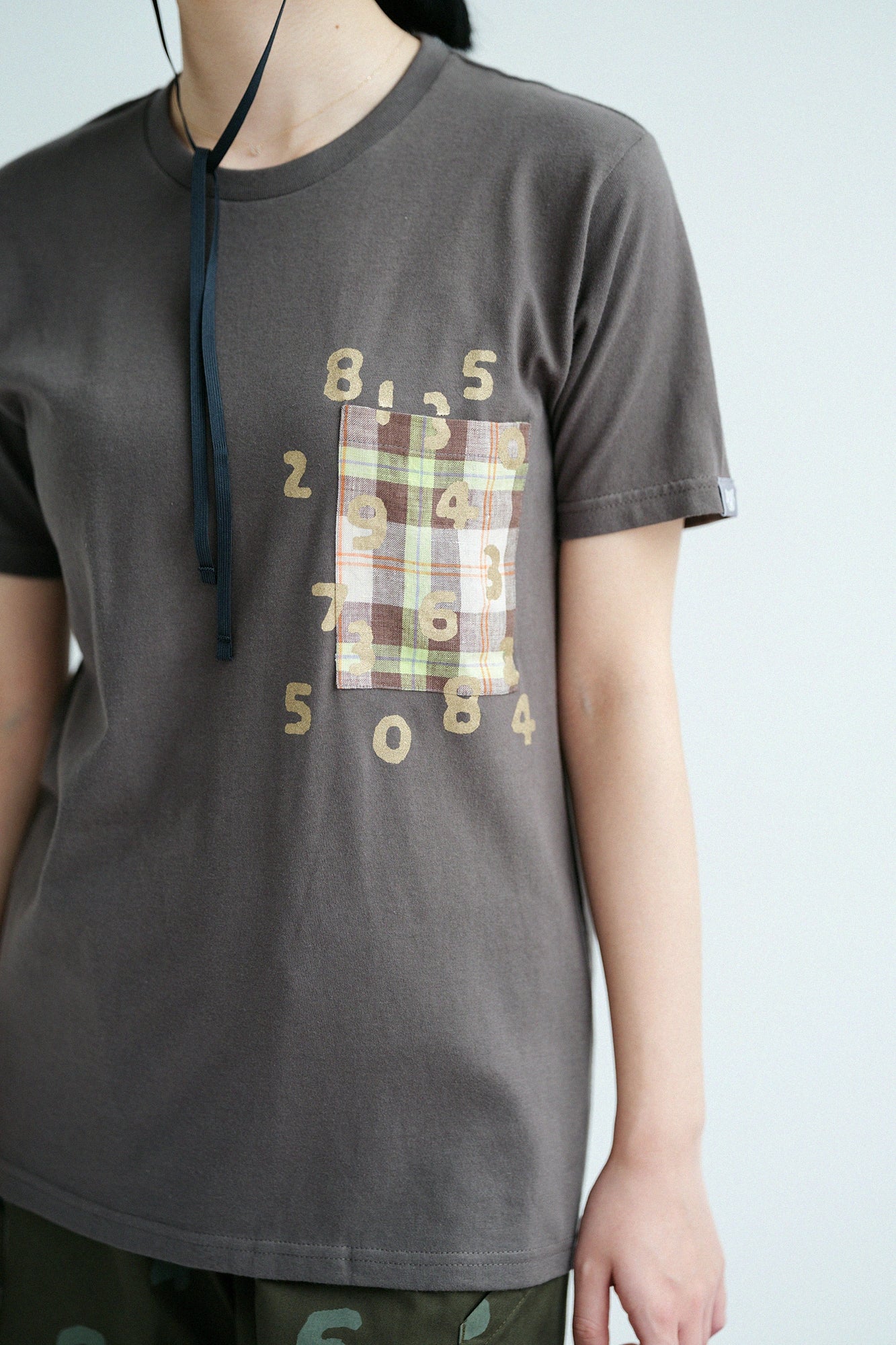 半袖 ポケットTシャツ[5.0]／チャコール×SO-SU-U昆（こん）