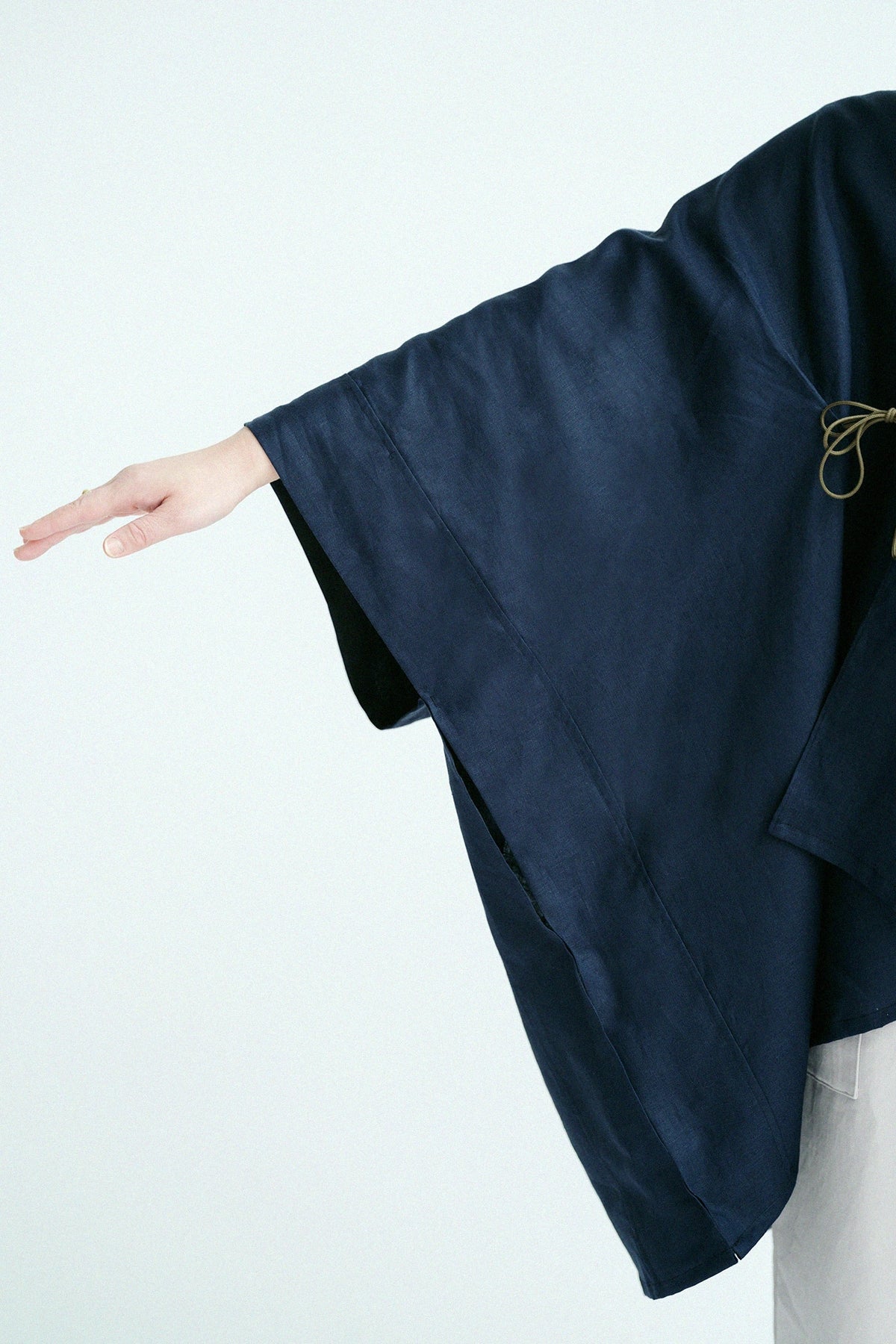 【Scheduled to ship around Mar 3】Linen Kisaragi Poncho／Bluish Black