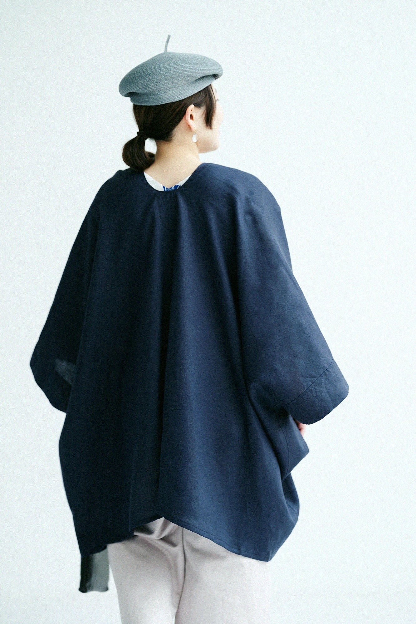 【Scheduled to ship around Mar 3】Linen Kisaragi Poncho／Bluish Black