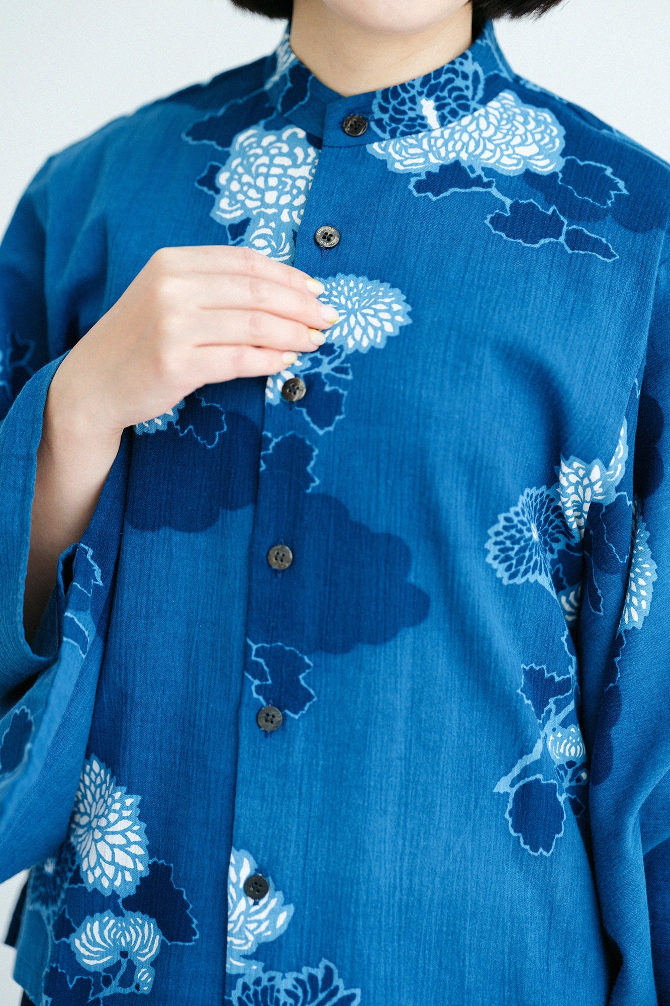[Expédition prévue vers le 23 juin] Takashima Chijimi 20/20 Teinture indigo (Ainasen) Haut de vêtements en herbe/Chrysanthème sur couverture nuageuse