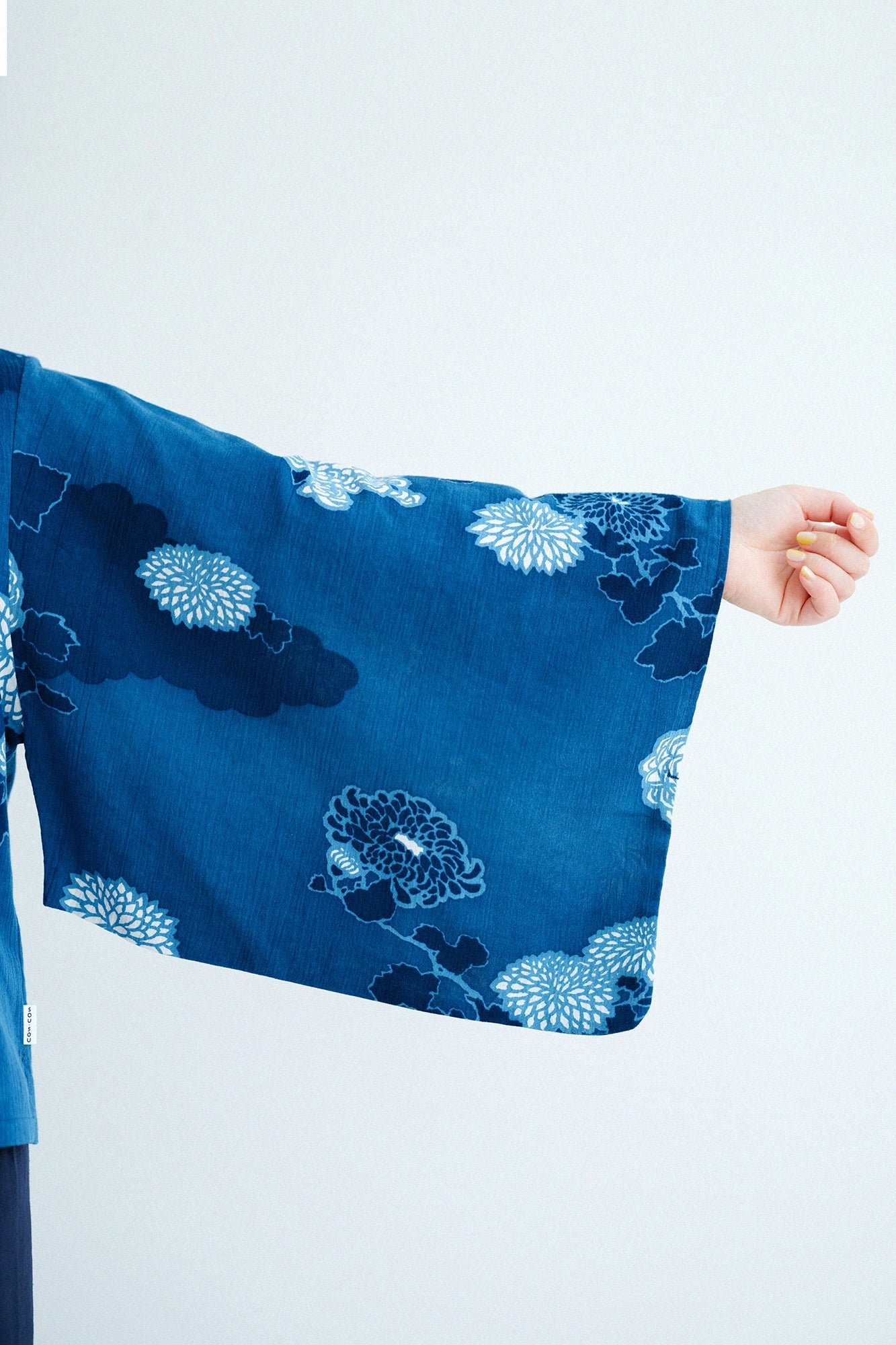 [Expédition prévue vers le 23 juin] Takashima Chijimi 20/20 Teinture indigo (Ainasen) Haut de vêtements en herbe/Chrysanthème sur couverture nuageuse