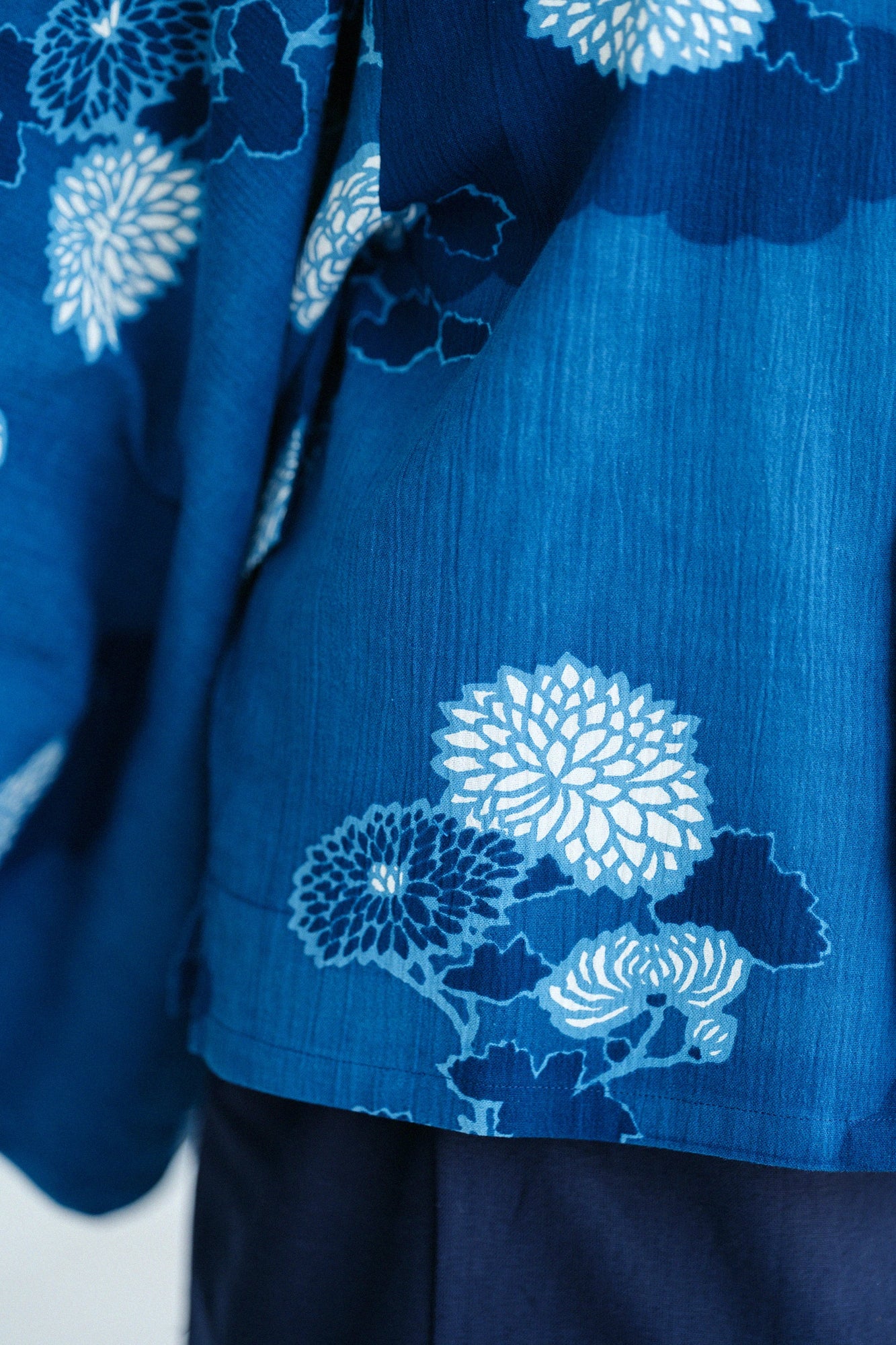 [Expédition prévue vers le 23 juin] Takashima Chijimi 20/20 Teinture indigo (Ainasen) Haut de vêtements en herbe/Chrysanthème sur couverture nuageuse