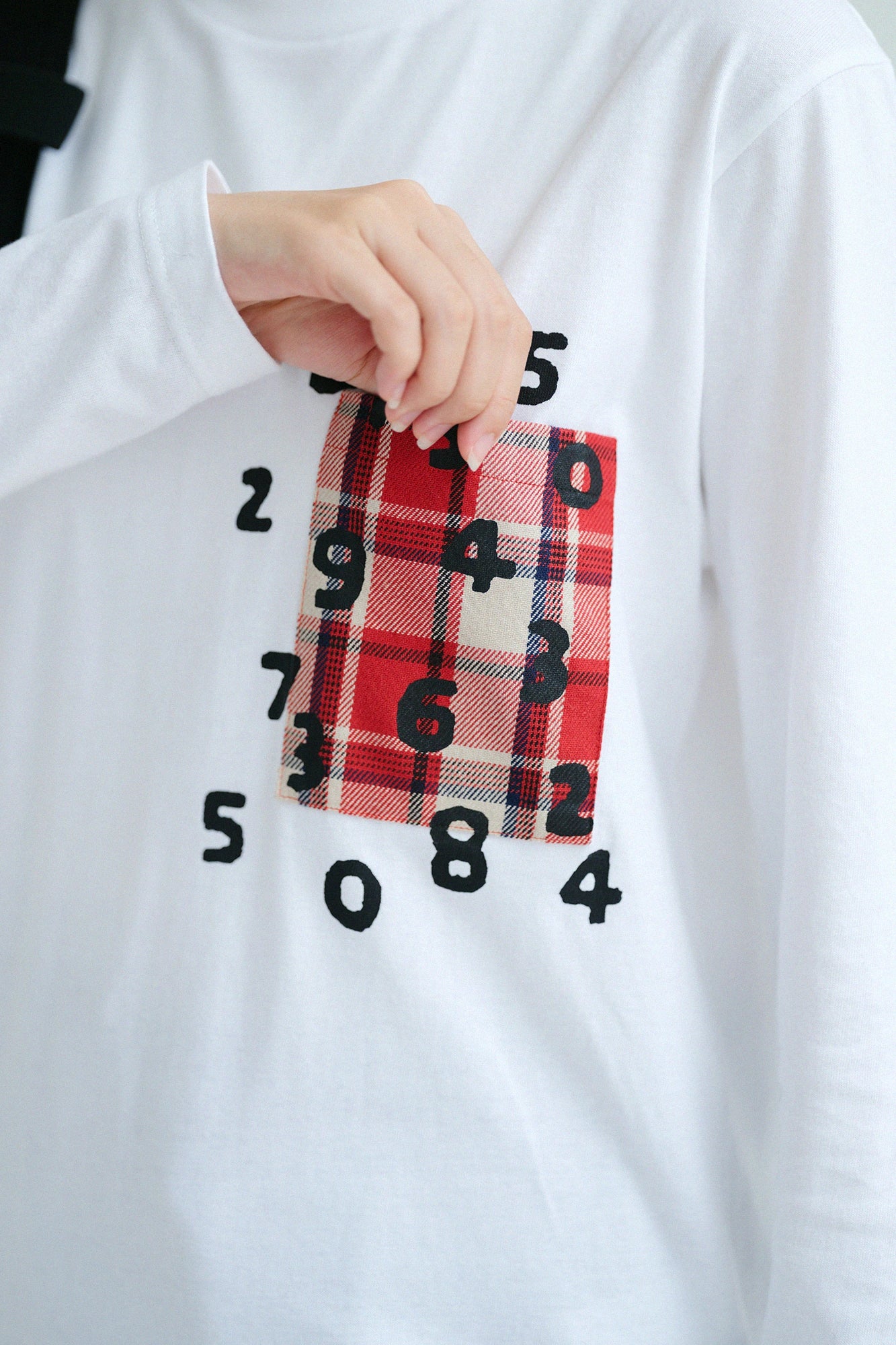 【9月29日頃発送予定】長袖 ポケットTシャツ[5.6]／ホワイト×SO-SU-U昆