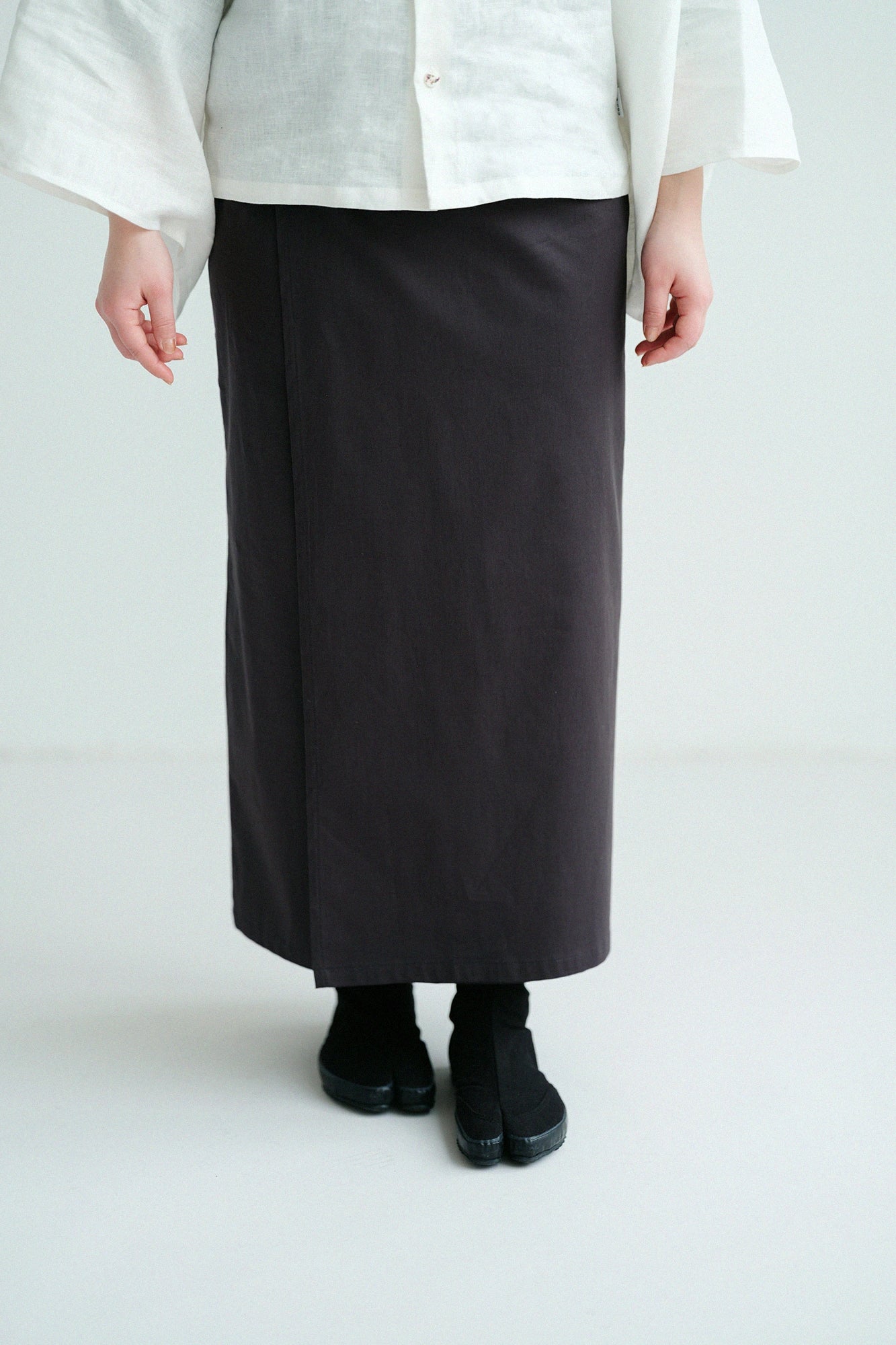 【Scheduled to ship around Mar 3】Shin Cotton Linen Blended Ratine Weave Wrap Skirt／Dark Grey