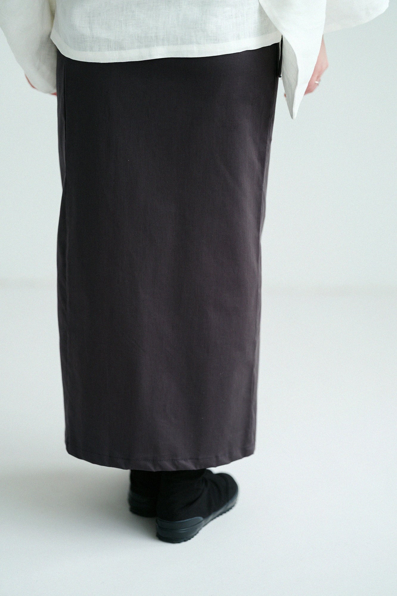 【Scheduled to ship around Mar 3】Shin Cotton Linen Blended Ratine Weave Wrap Skirt／Dark Grey