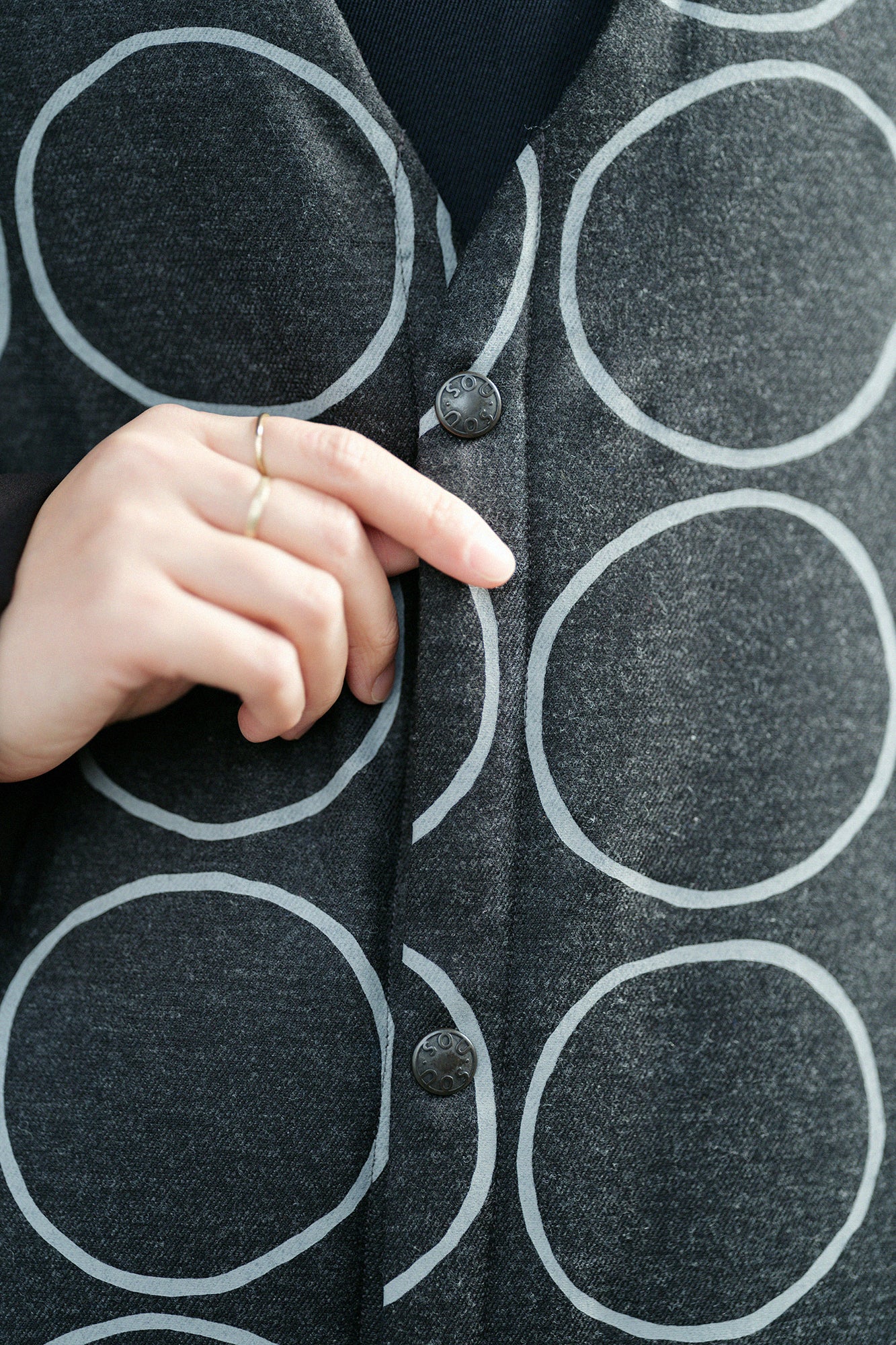 【預購】彈性法蘭絨 無領 襯墊外套／排圈圈 墨黑色（※預計於12月9日左右發貨）