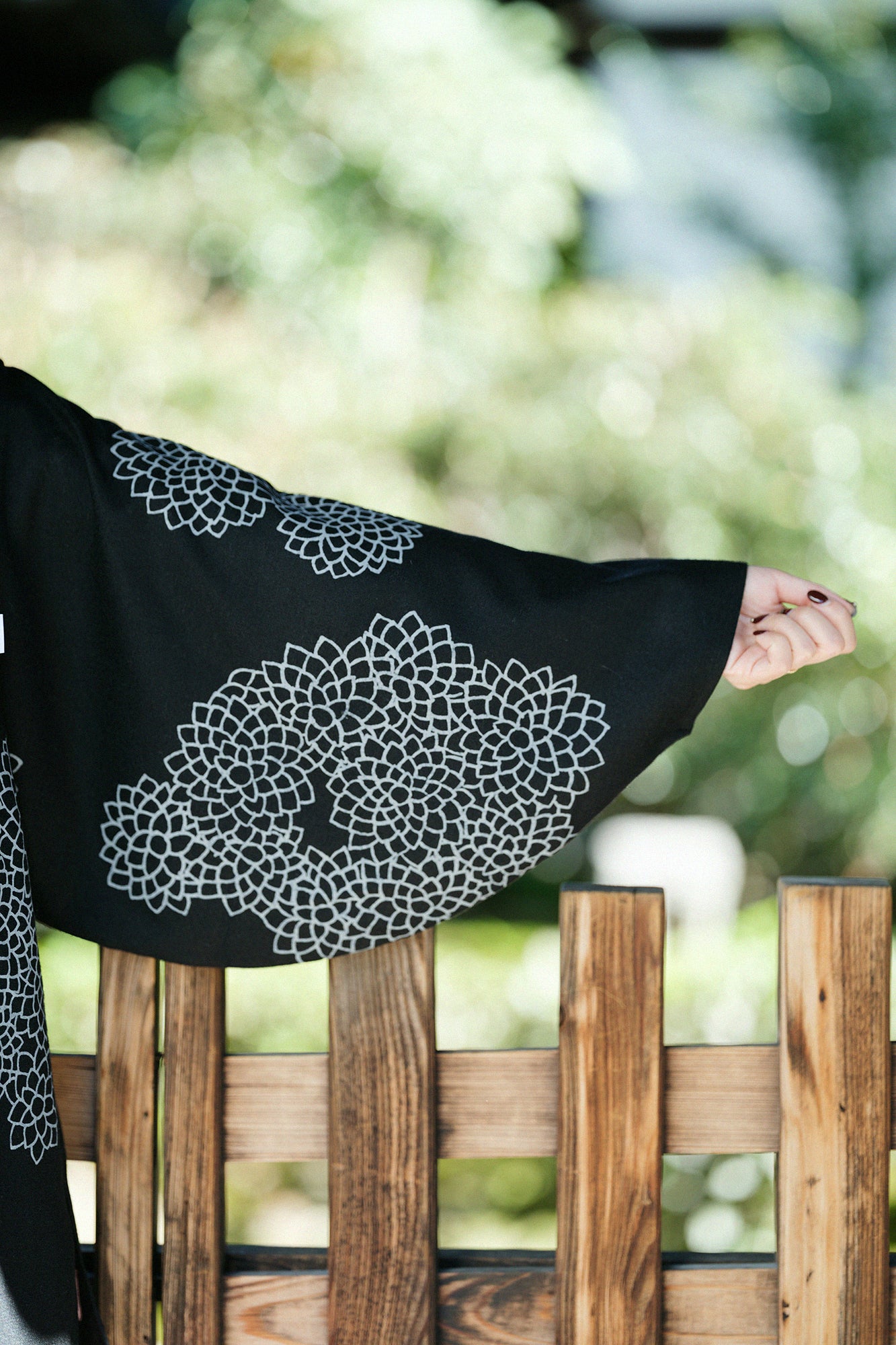 粗花呢 圓弧袖長版襯衫／雲間菊和留白 黑色