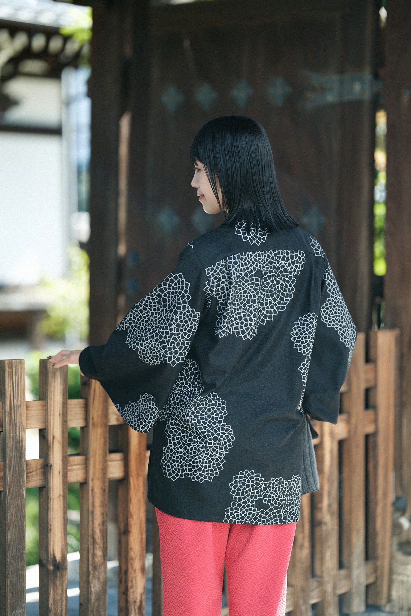 粗花呢 圓弧袖長版襯衫／雲間菊和留白 黑色