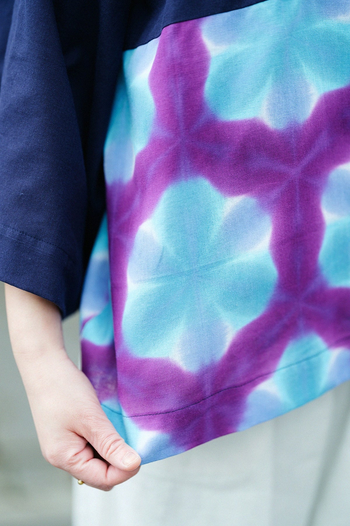 [Versand voraussichtlich um den 21. April] Mari-Baumwolle, Arimatsu Narumi Shibori, Ise-Baumwolle, Okatatabira, Kurzlänge (Mijikatake)/Dunkelblau (Ukon) x Schneeblume (Sekka), Blüte (Kaika), Violett (Sumire)