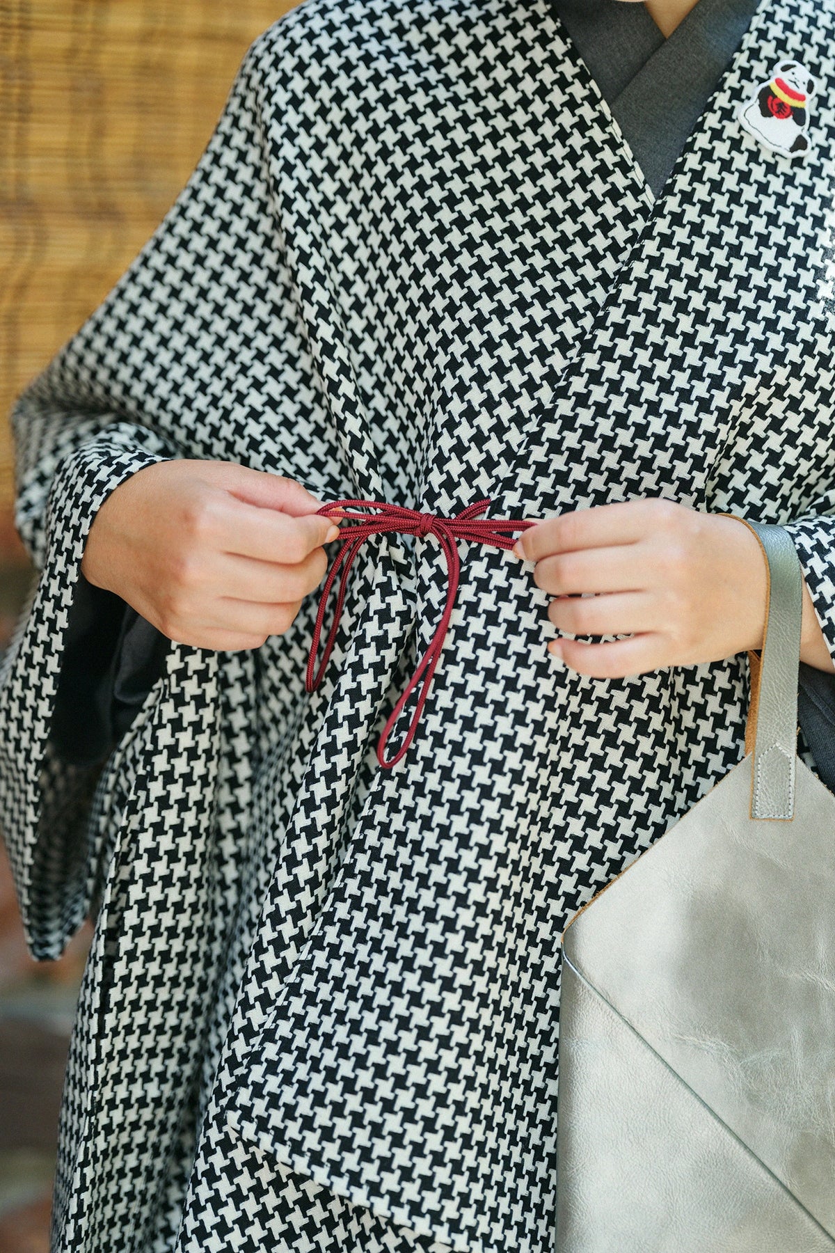 【Ships Ard 9/22】Combed Yarn Houndstooth Weave Kisaragi Poncho／Black×Raw White