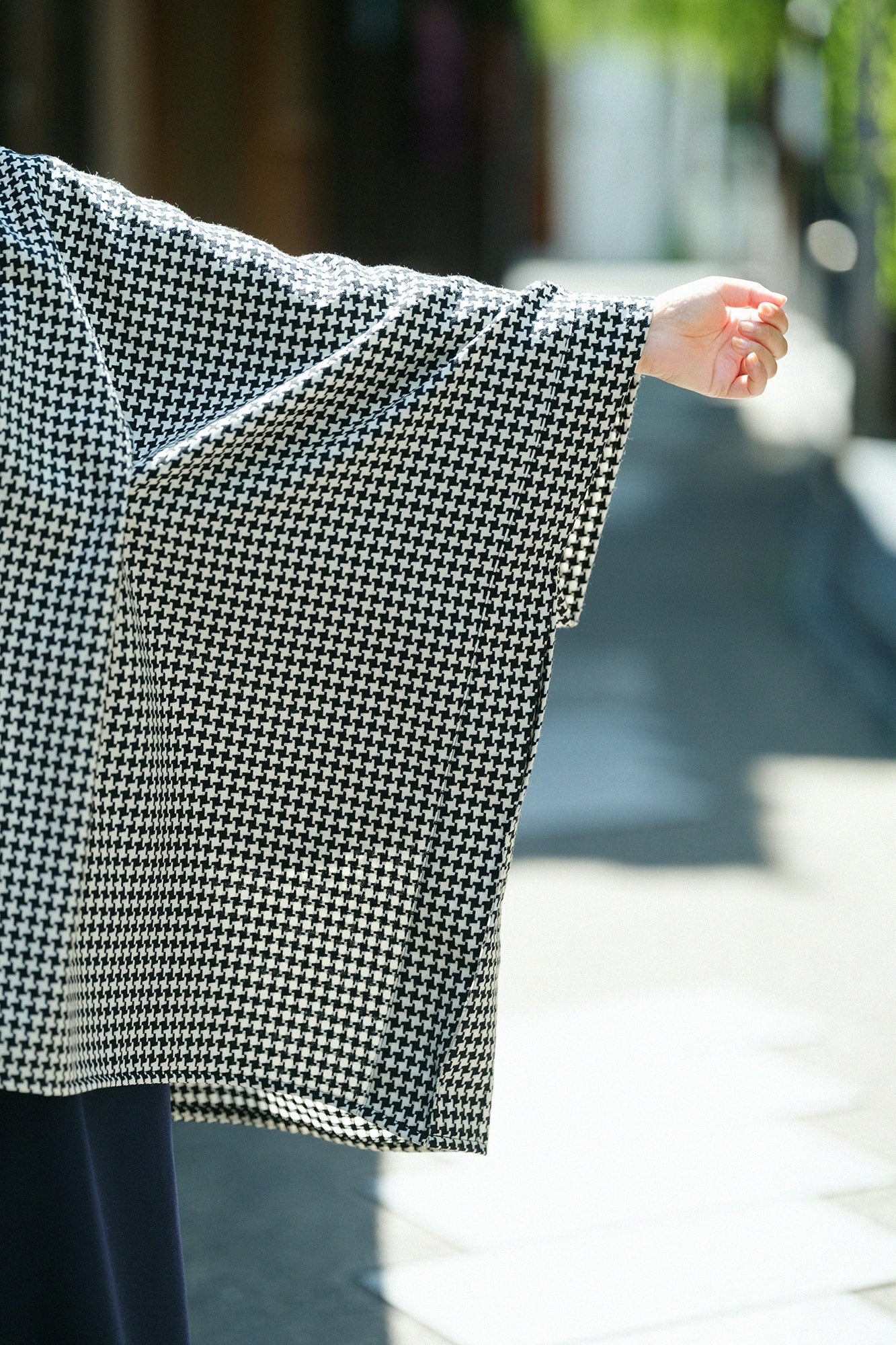【Ships Ard 9/22】Combed Yarn Houndstooth Weave Kisaragi Poncho／Black×Raw White