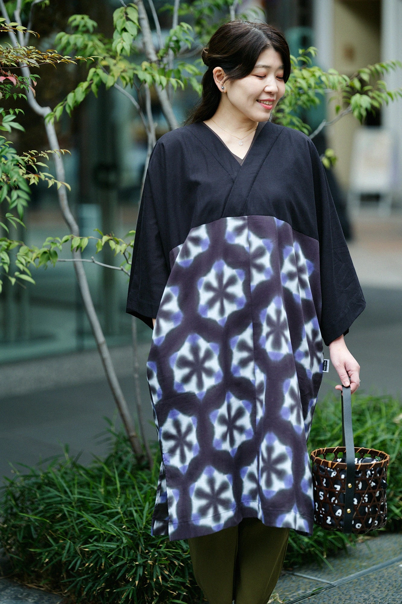 Marimomen Arimatsu Narumi Tie-dye Isemomen Cotton Okatabira Dress / Black×Snowflakes Fir Tree Night