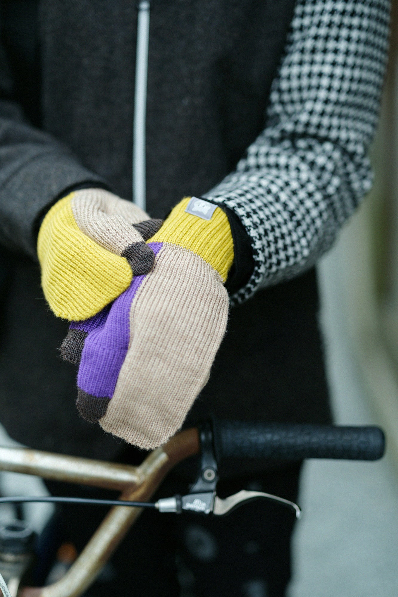 あっちグローブ トリコ／ベージュ×マスタード