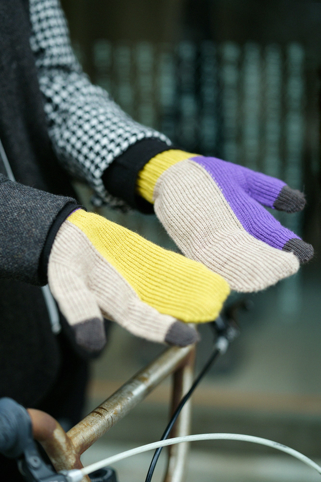 あっちグローブ トリコ／ベージュ×マスタード