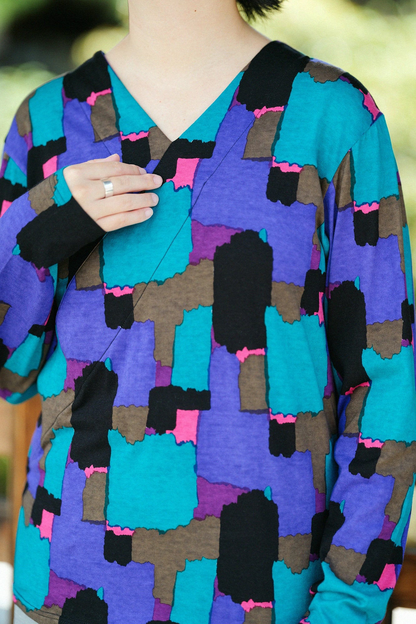 【Ships Ard 9/22】V-neck Shirt Long Sleeve／Color Impact