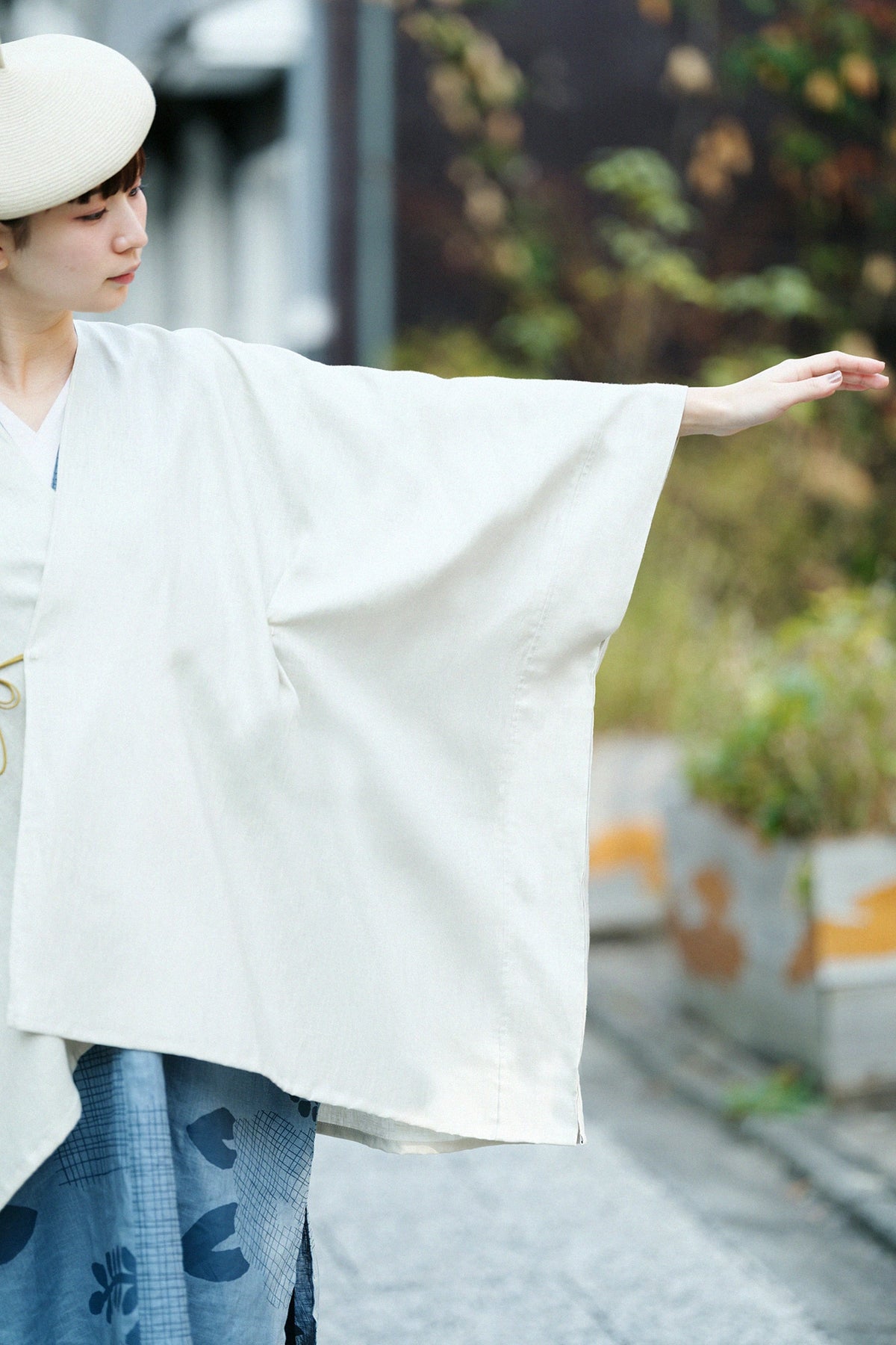 【Scheduled to ship around Mar 3】Linen Kisaragi Poncho／Greyish White