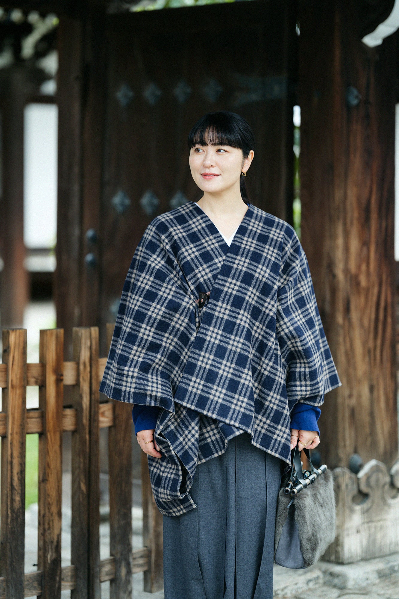 梳毛 格紋織 如月披風／暗藍色×榛果色